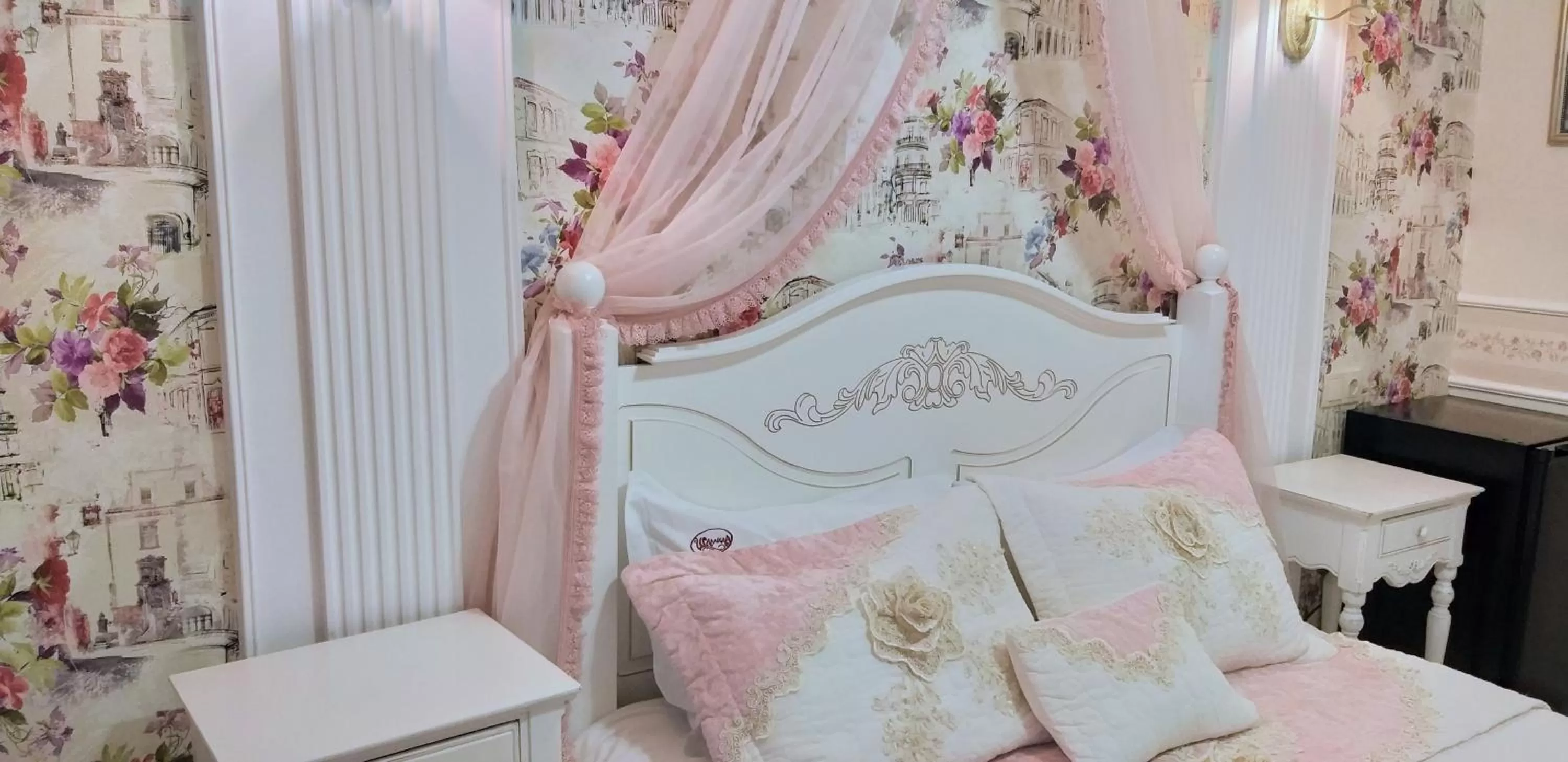 Photo of the whole room, Bed in Shalanda