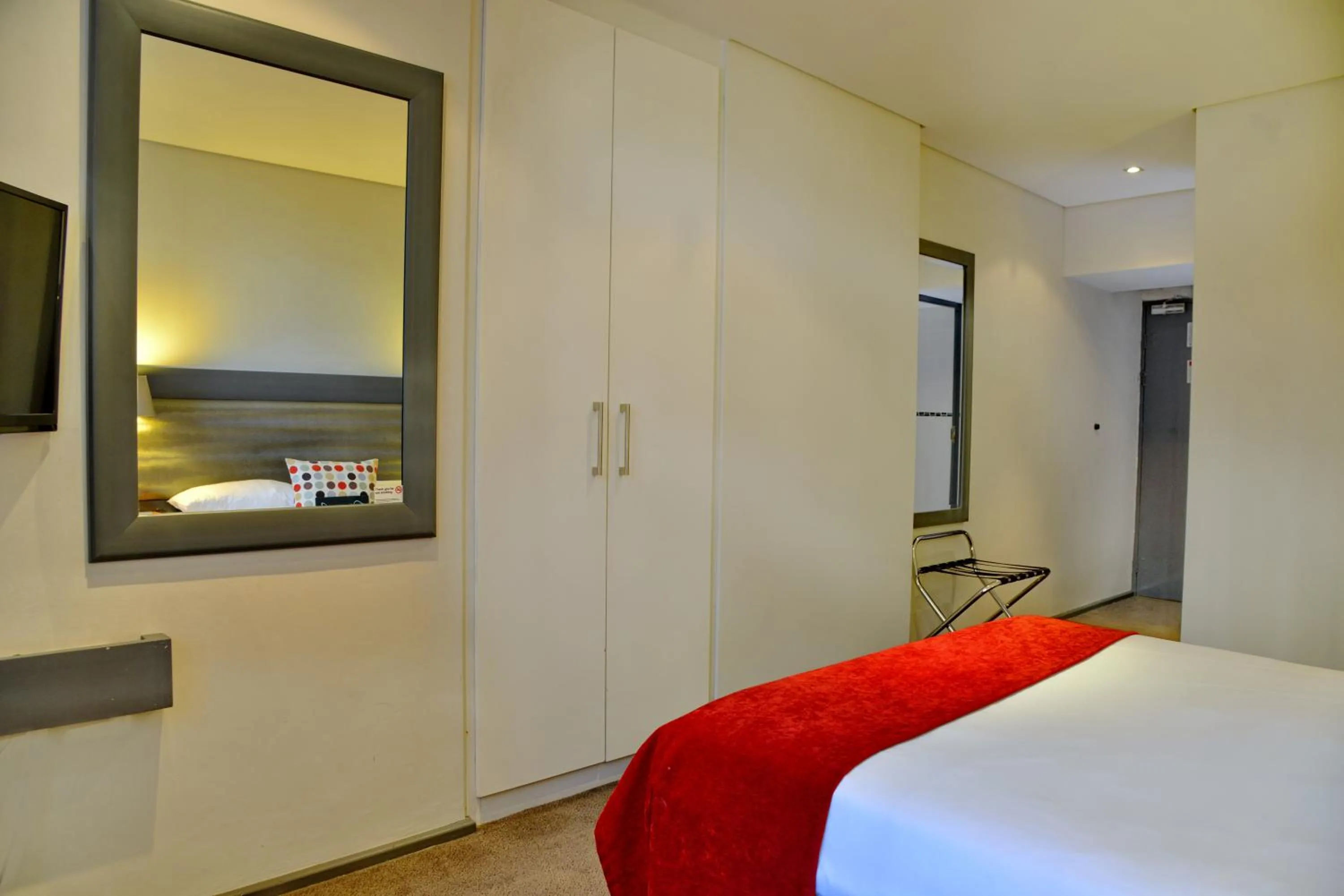 Bedroom, Bed in Fountains Hotel