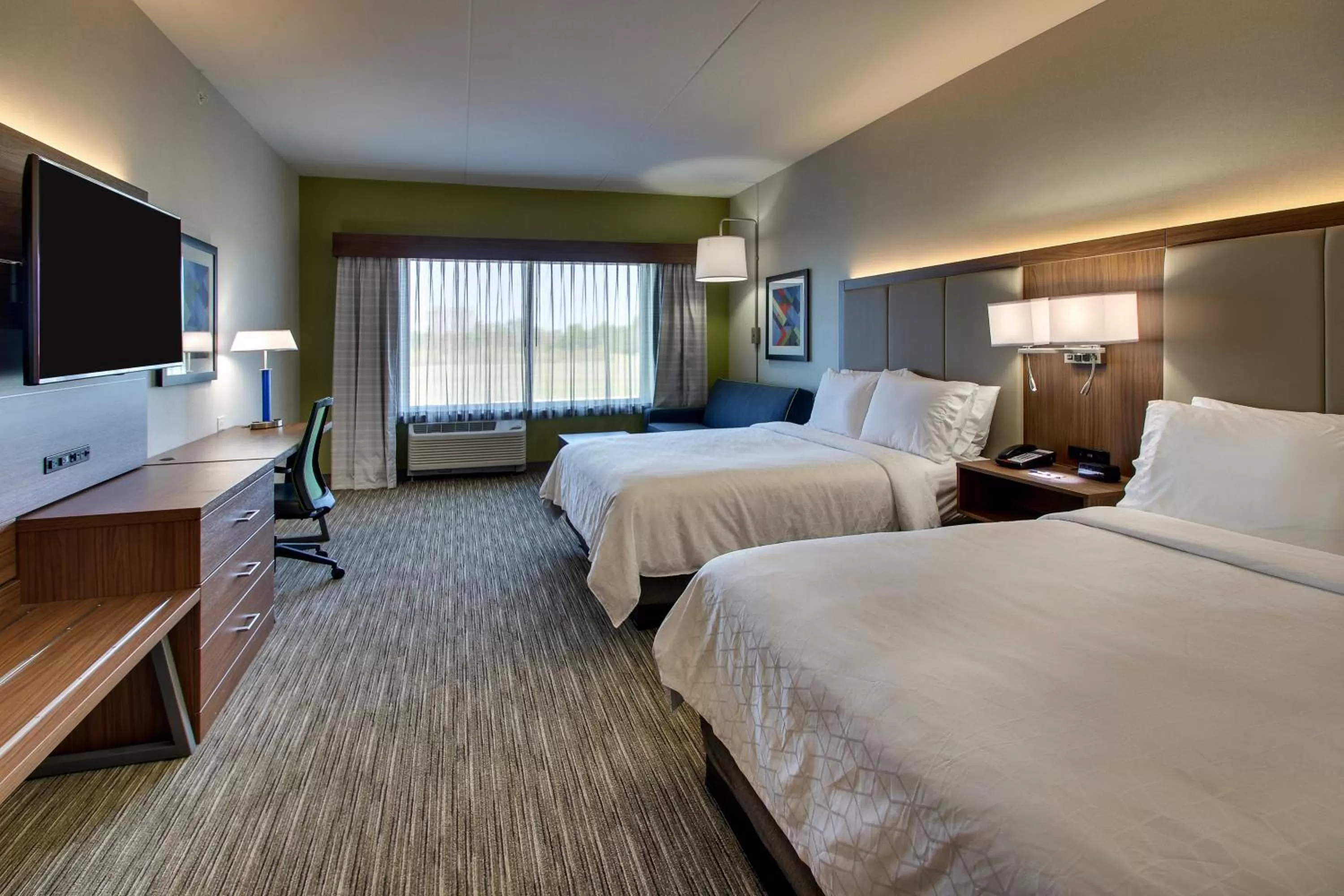 Photo of the whole room, Bed in Holiday Inn Express & Suites Findlay North by IHG