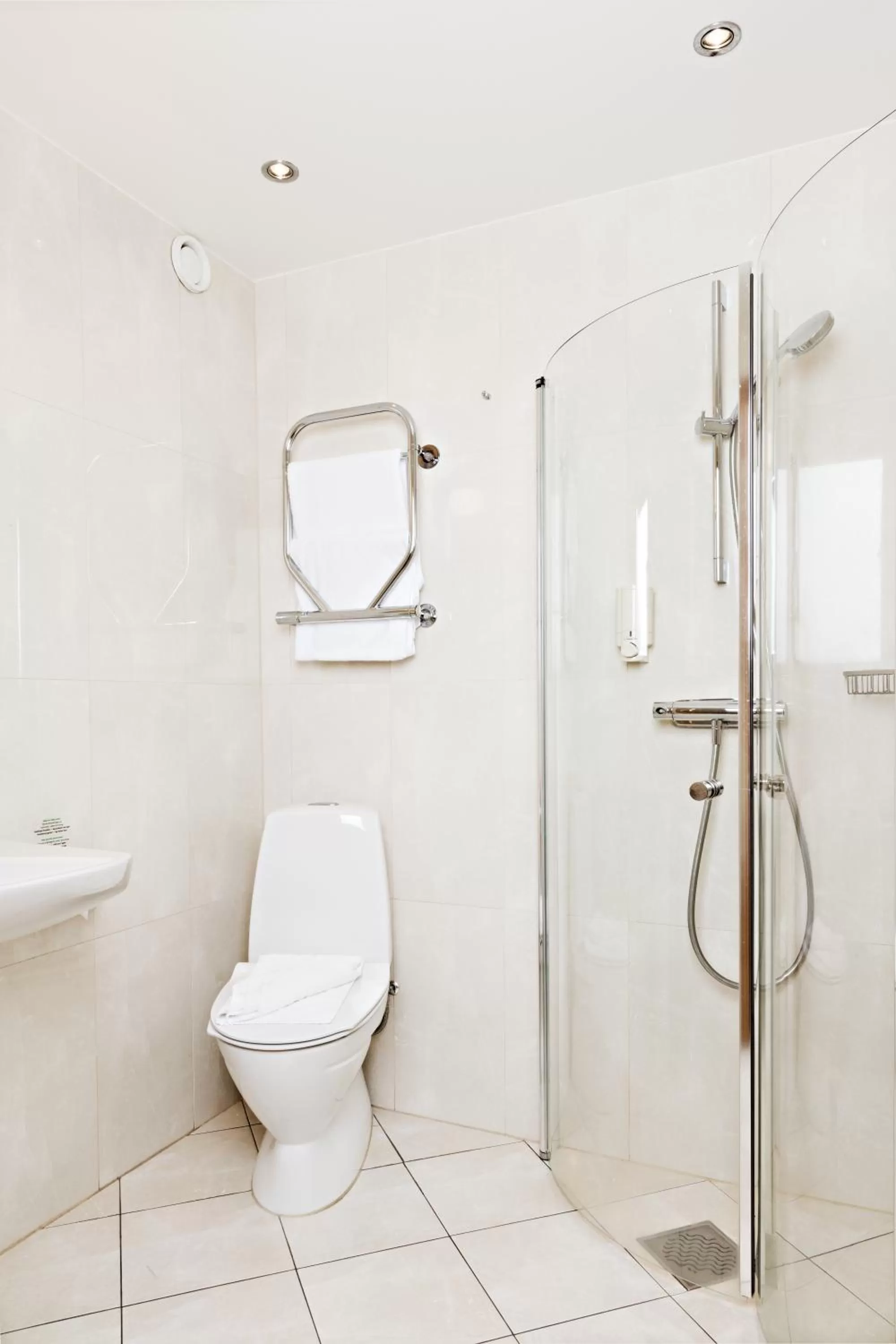 Bathroom in Hotel Allén - Sure Hotel by Best Western Allen