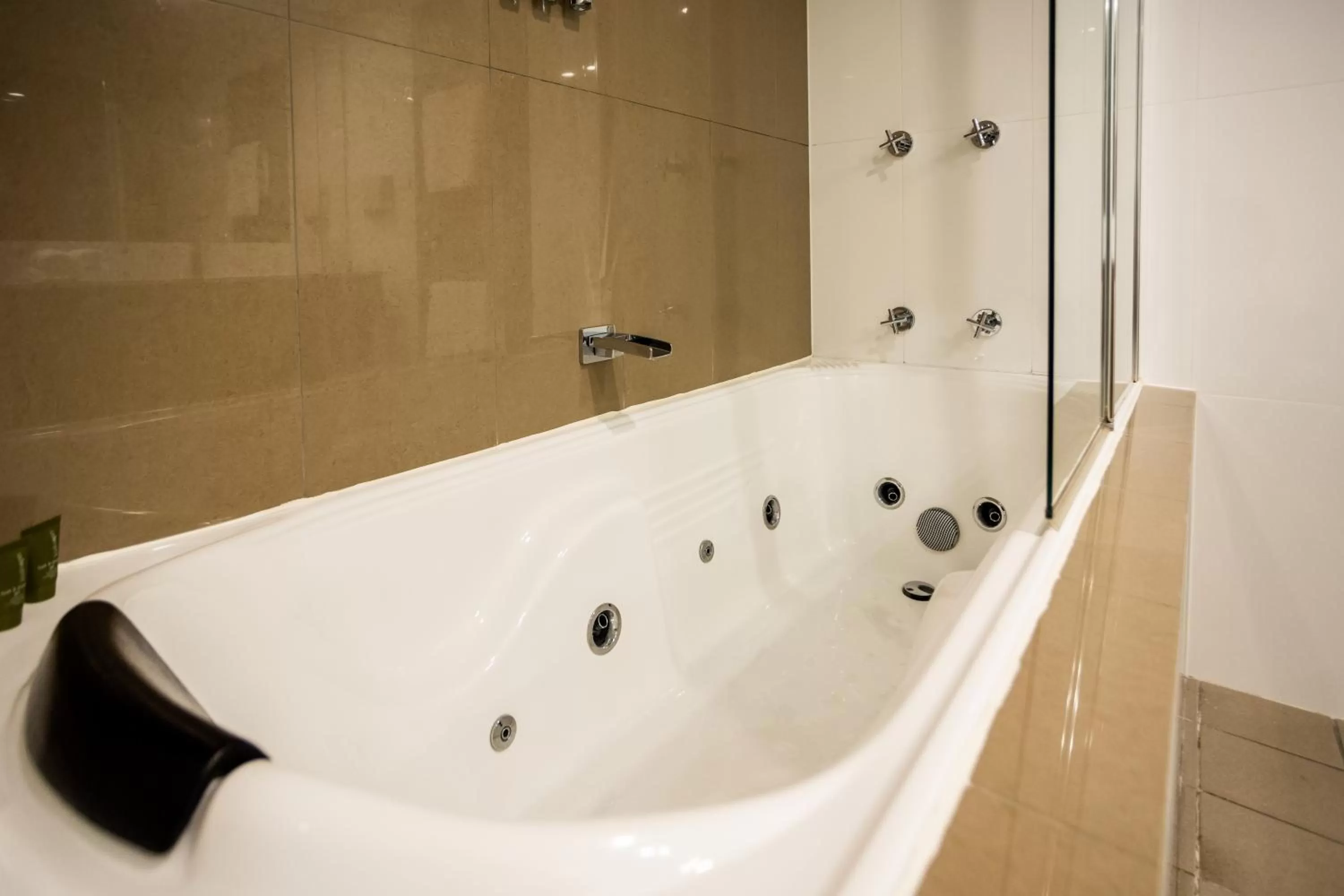 Hot Tub, Bathroom in Mantra Bathurst