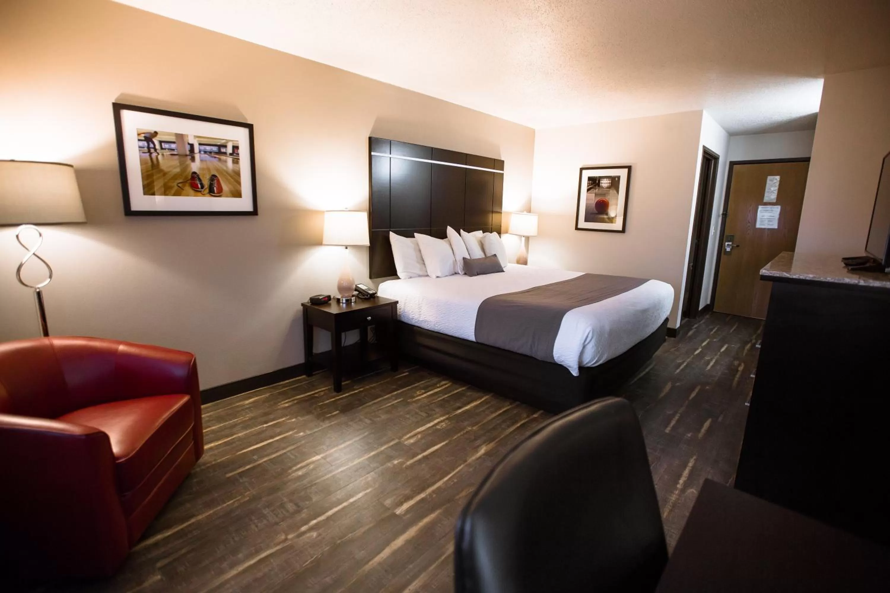 Photo of the whole room, Bed in Ten Pin Inn & Suites