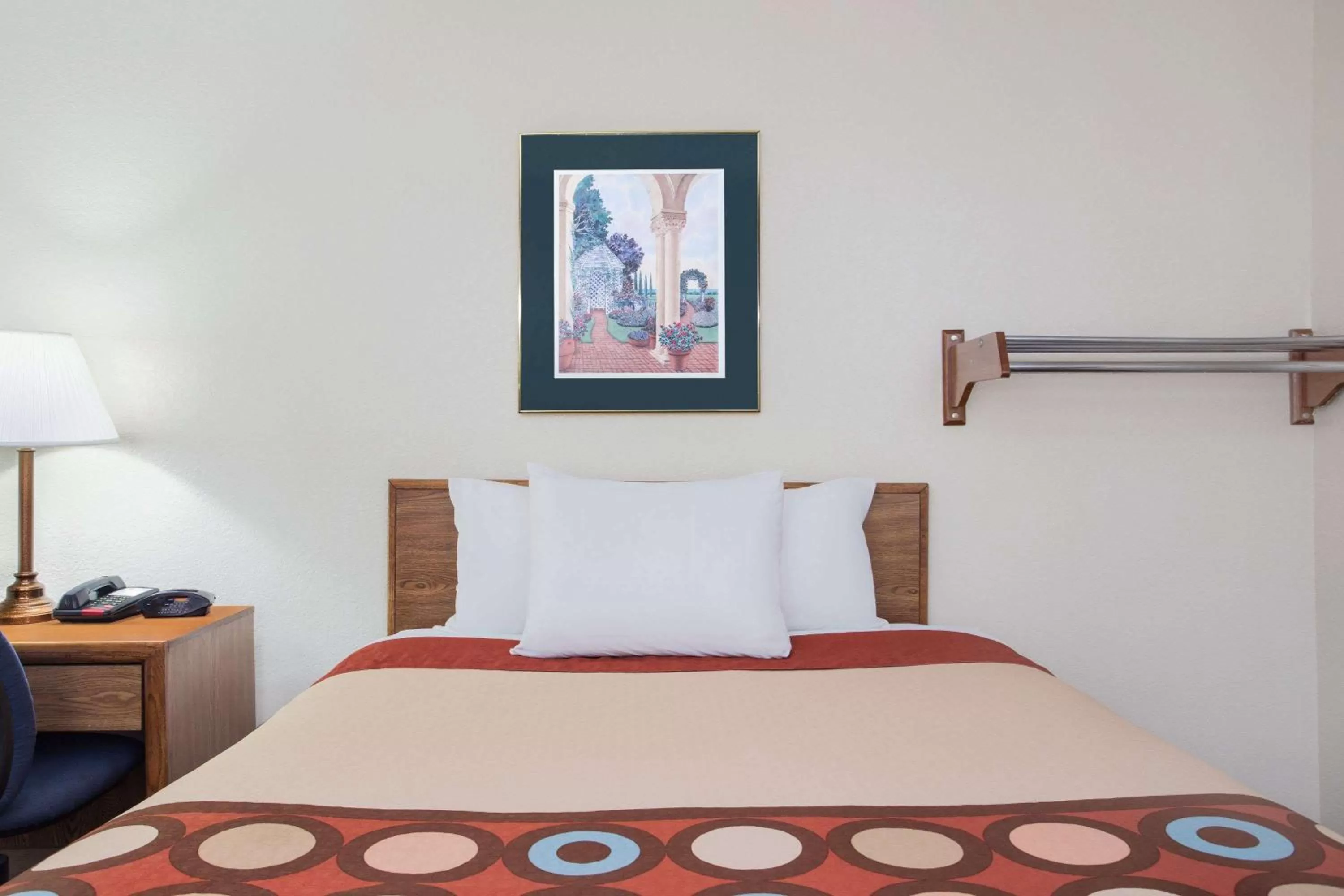 Photo of the whole room, Bed in Super 8 by Wyndham Douglas