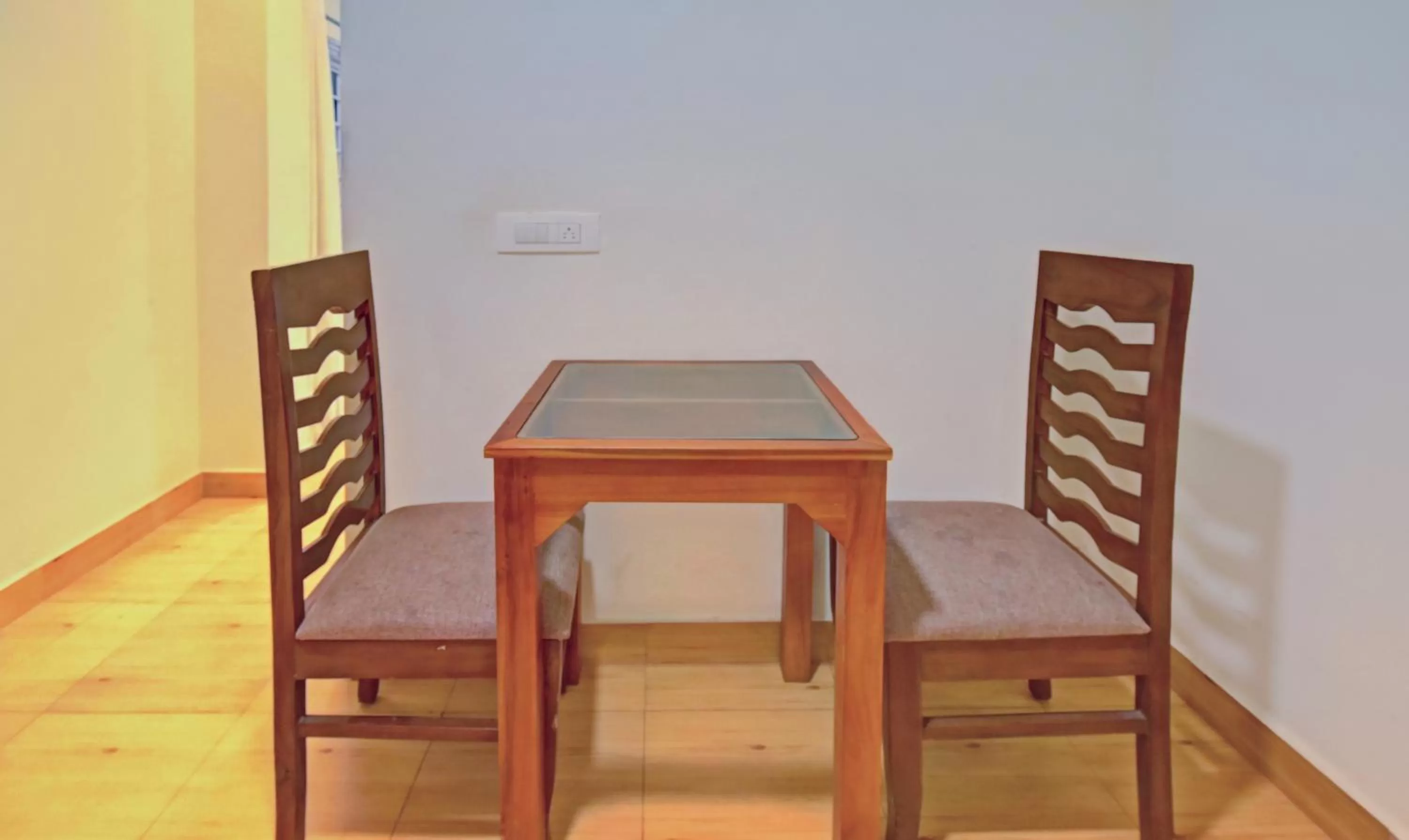 Seating area in Itsy Hotels Igloo Residency Raja Seat