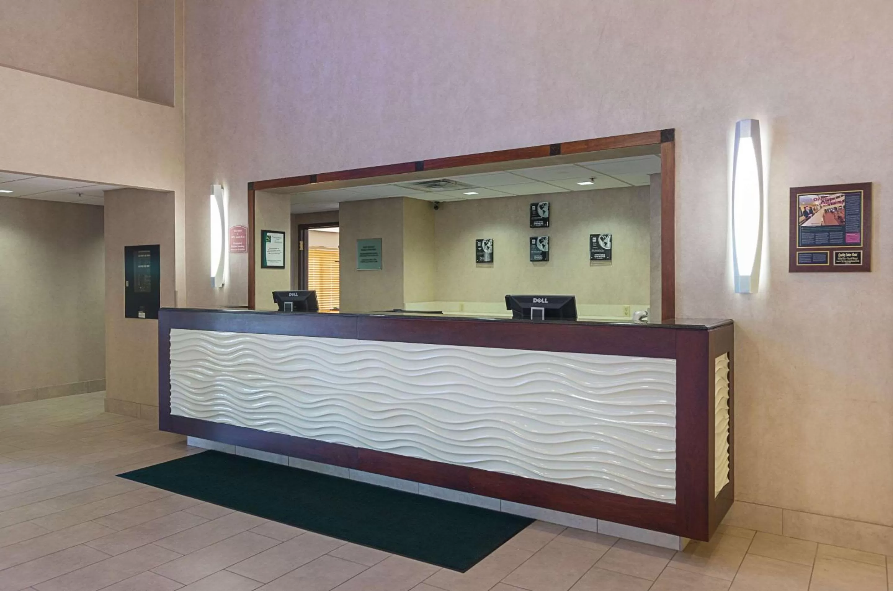 Lobby or reception in Quality Suites Lansing West