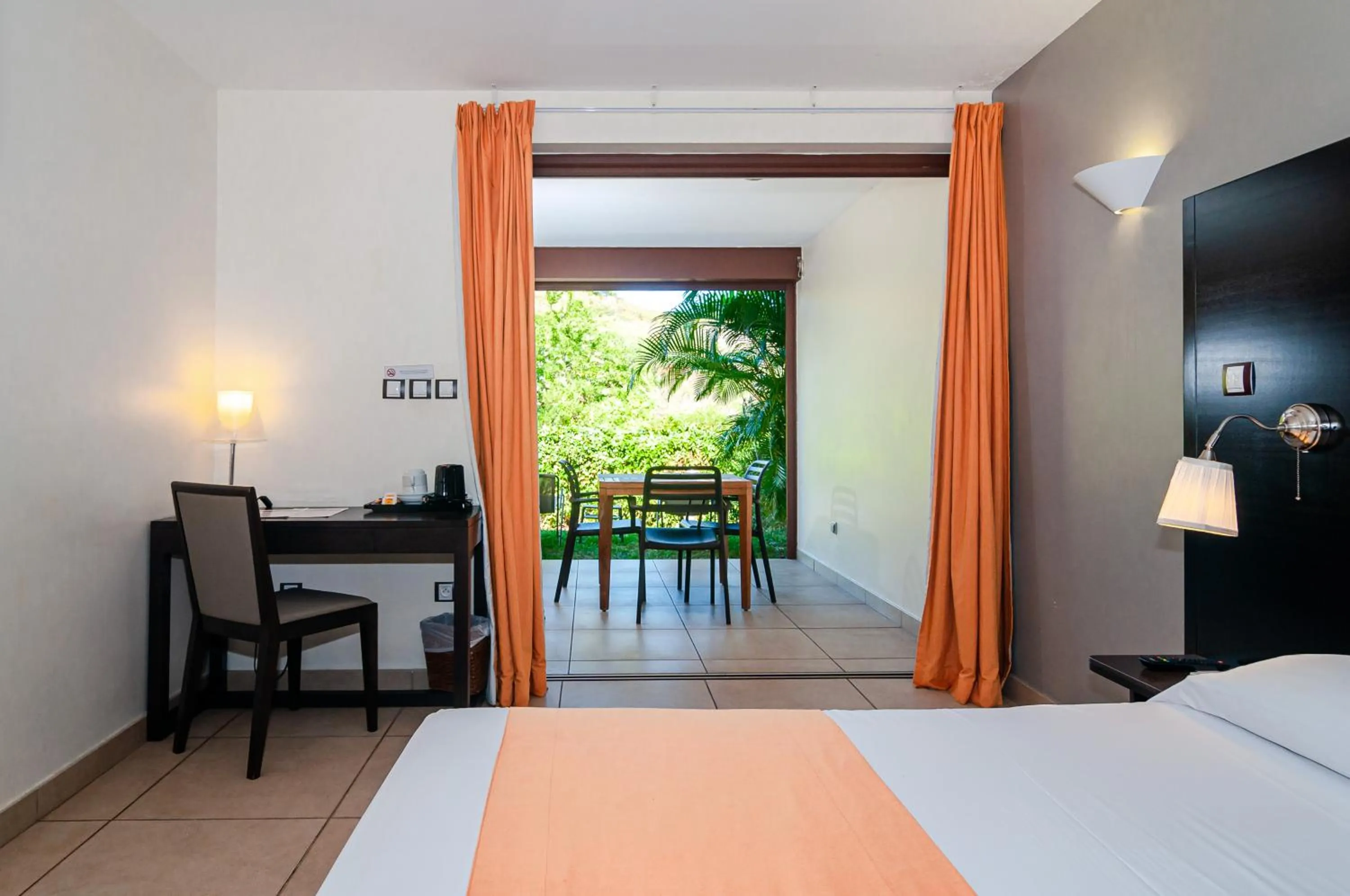 Balcony/Terrace, Bed in Tama Hotel