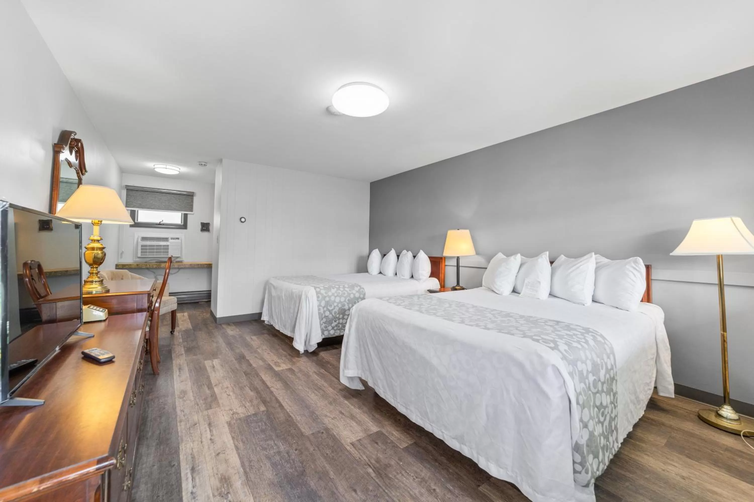 Bed in Glass House Inn Erie Near I-90 & I-79