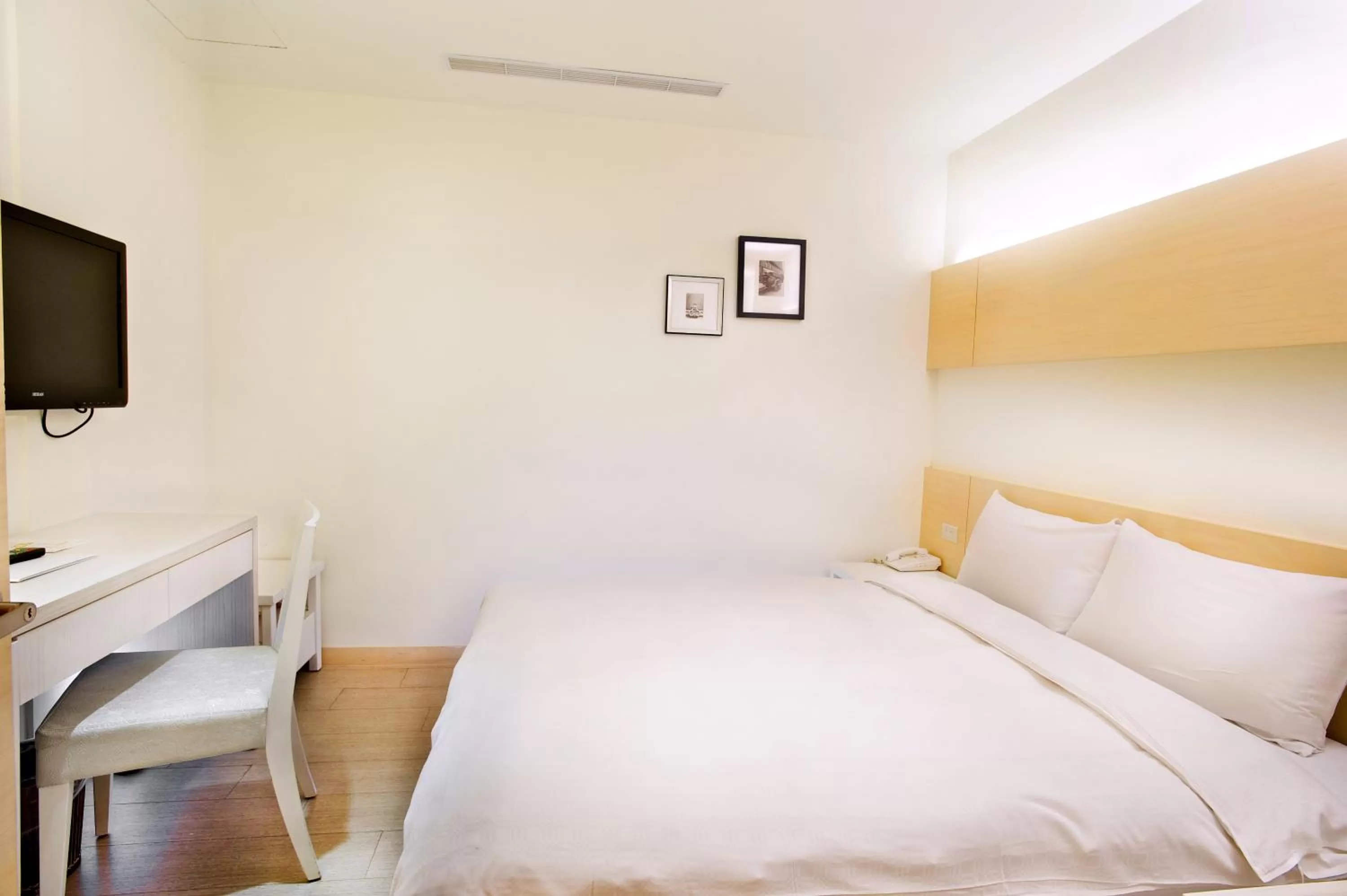 TV and multimedia, Bed in Wemeet Hotel Taipei