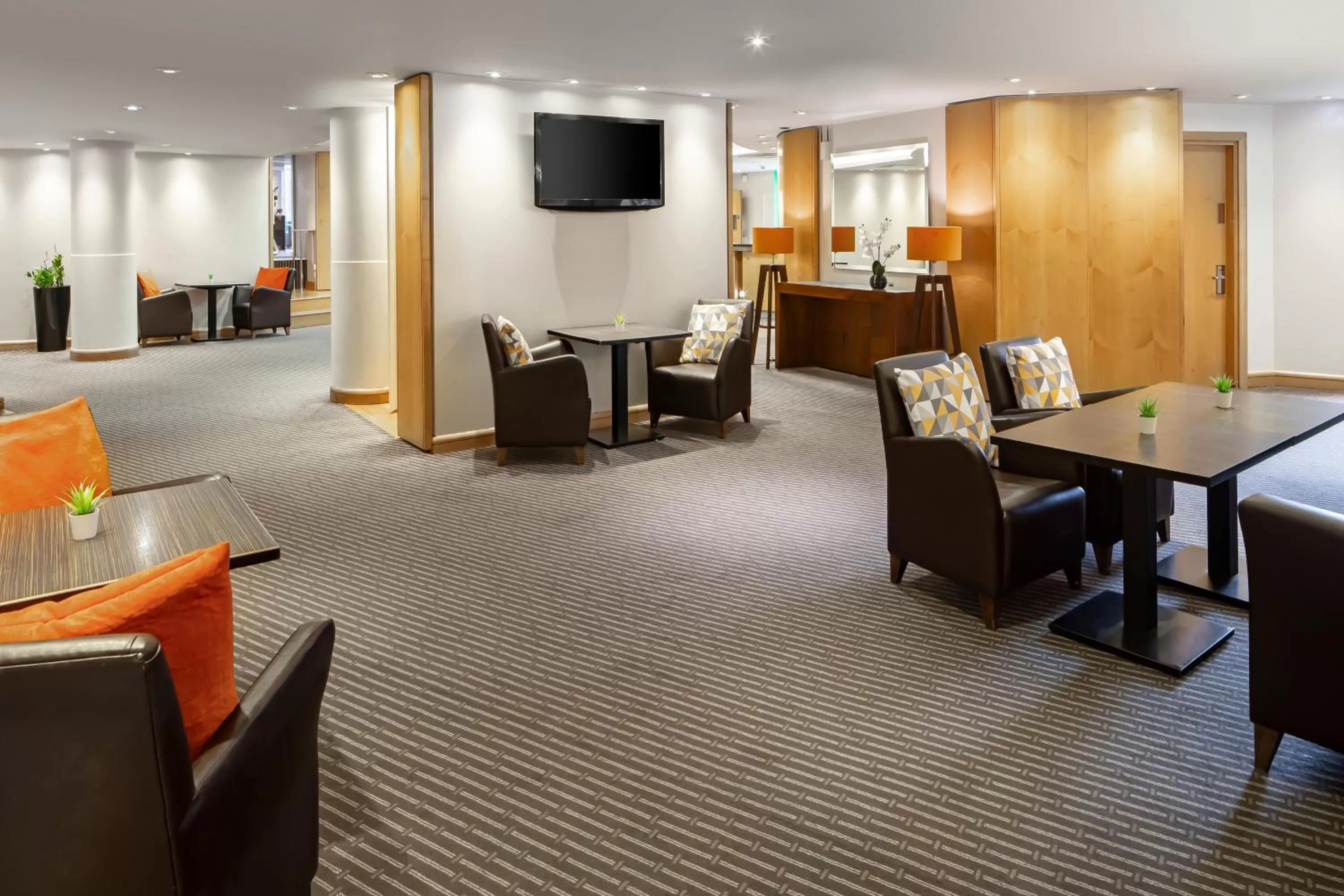 Lobby or reception in Holiday Inn Basingstoke by IHG
