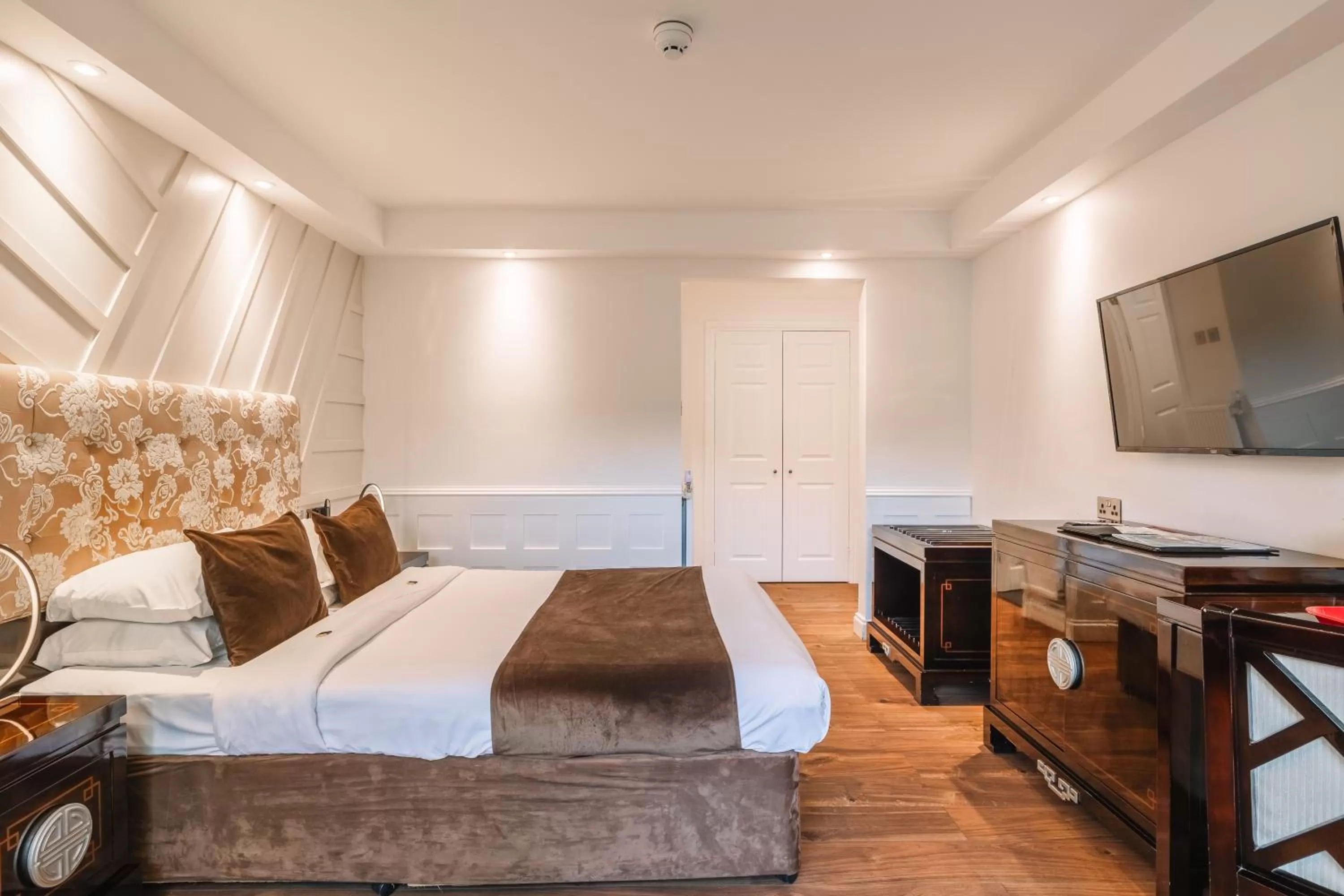 Photo of the whole room, Bed in Muthu Belstead Brook Hotel