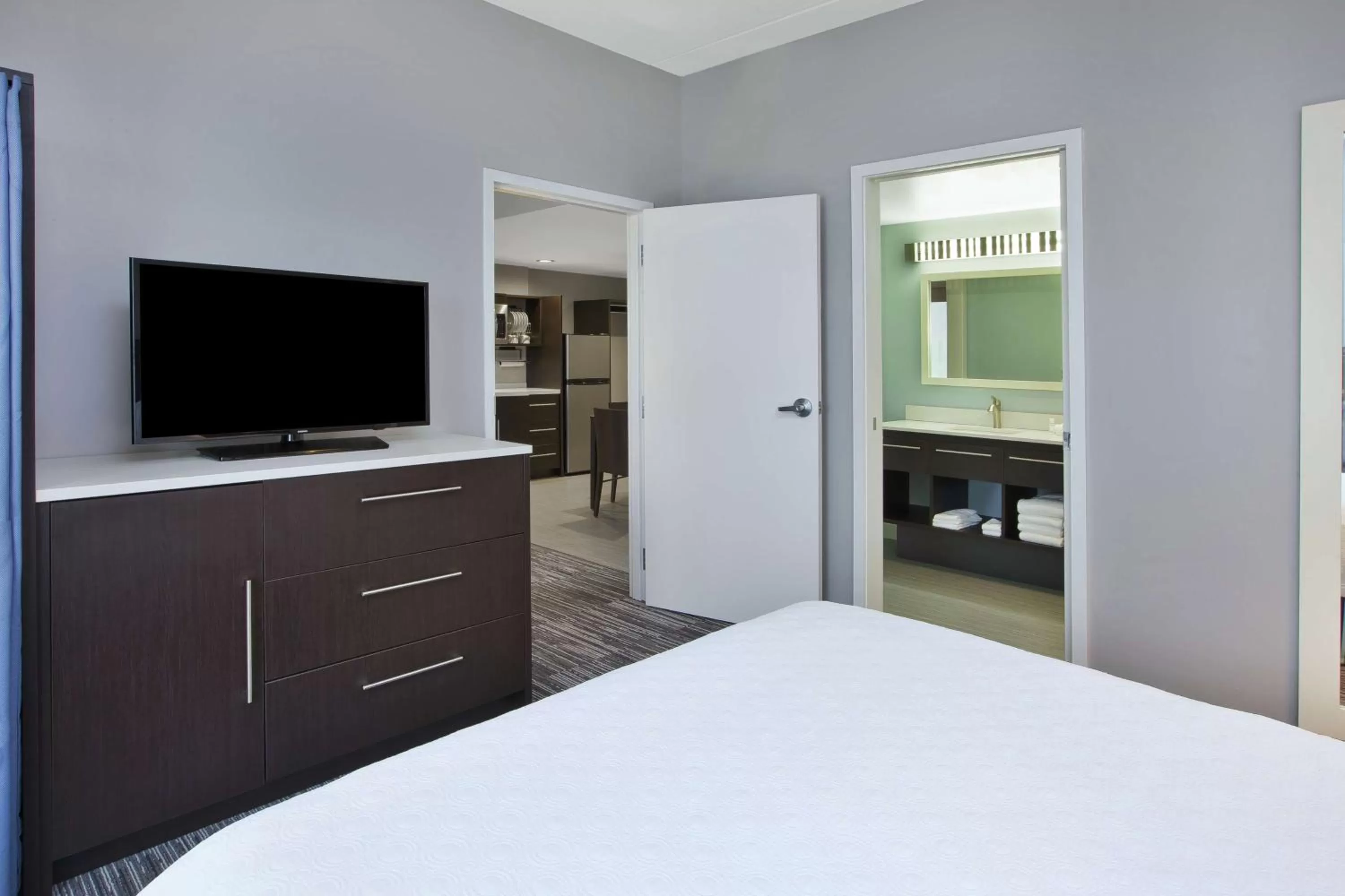 Kitchen or kitchenette, Bed in Home2 Suites By Hilton Pittsburgh Area Beaver Valley