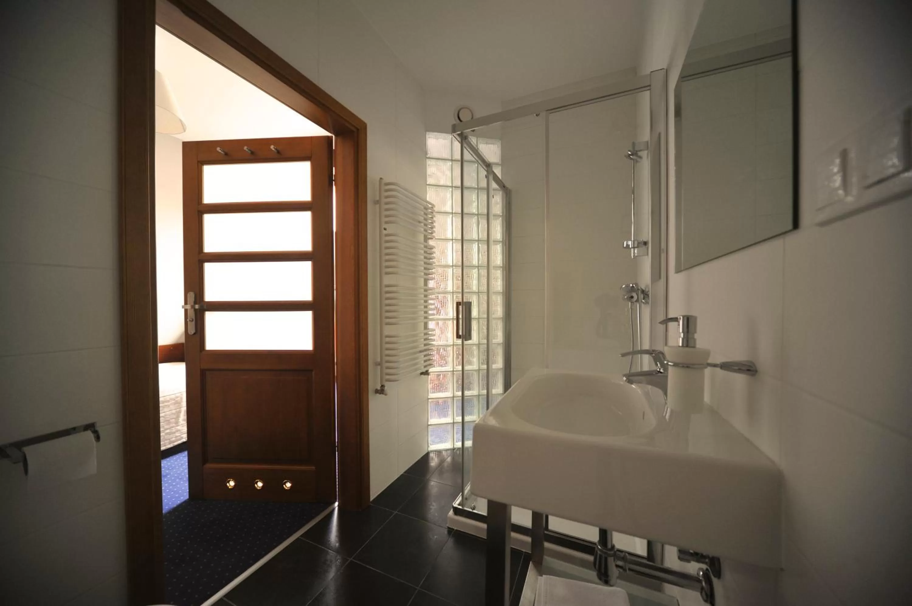 Shower in Vertigo Narie