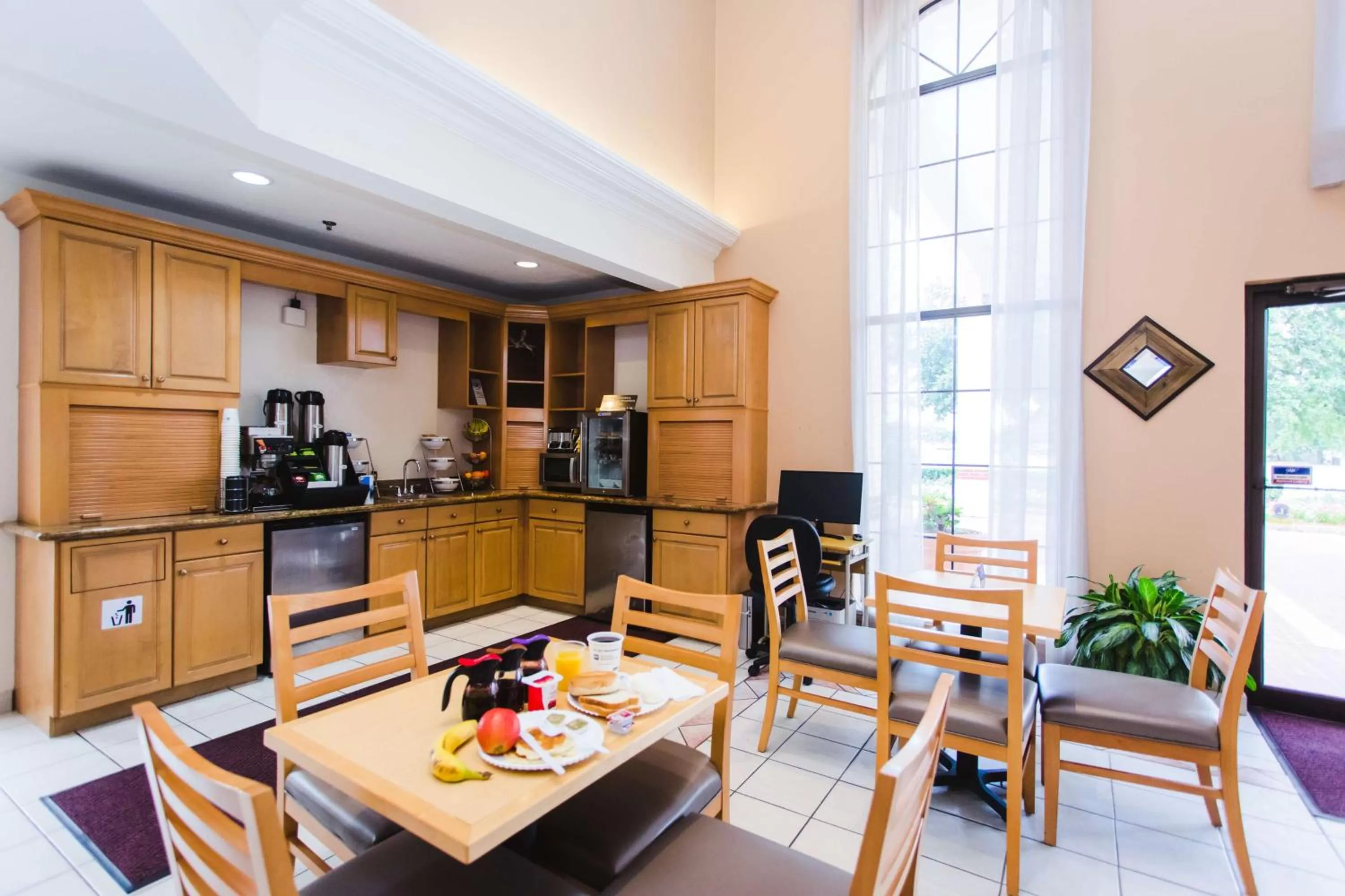 Restaurant/places to eat in Best Western Pearland Inn