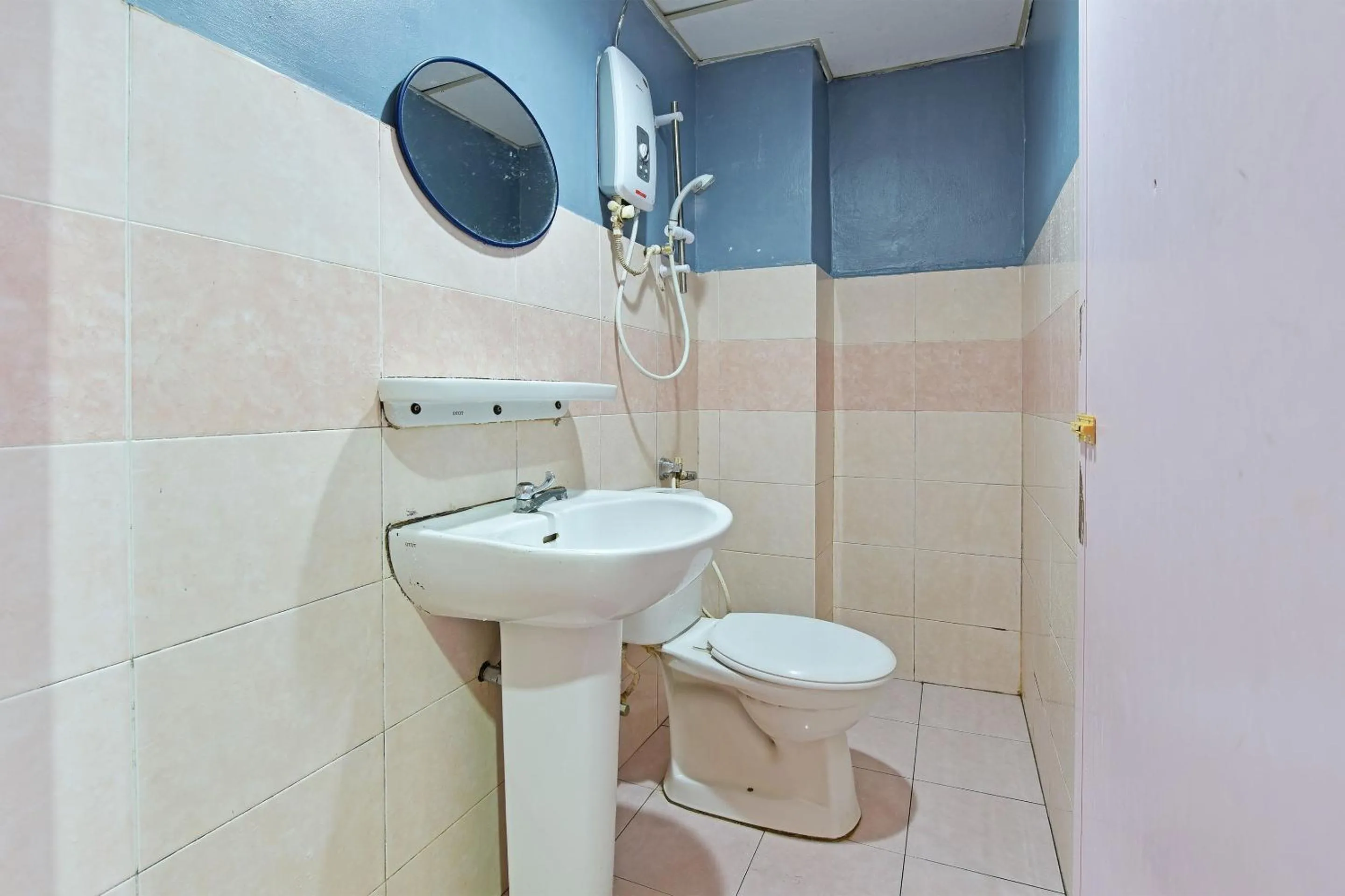 Bathroom in OYO 90846 Hotel Akasia