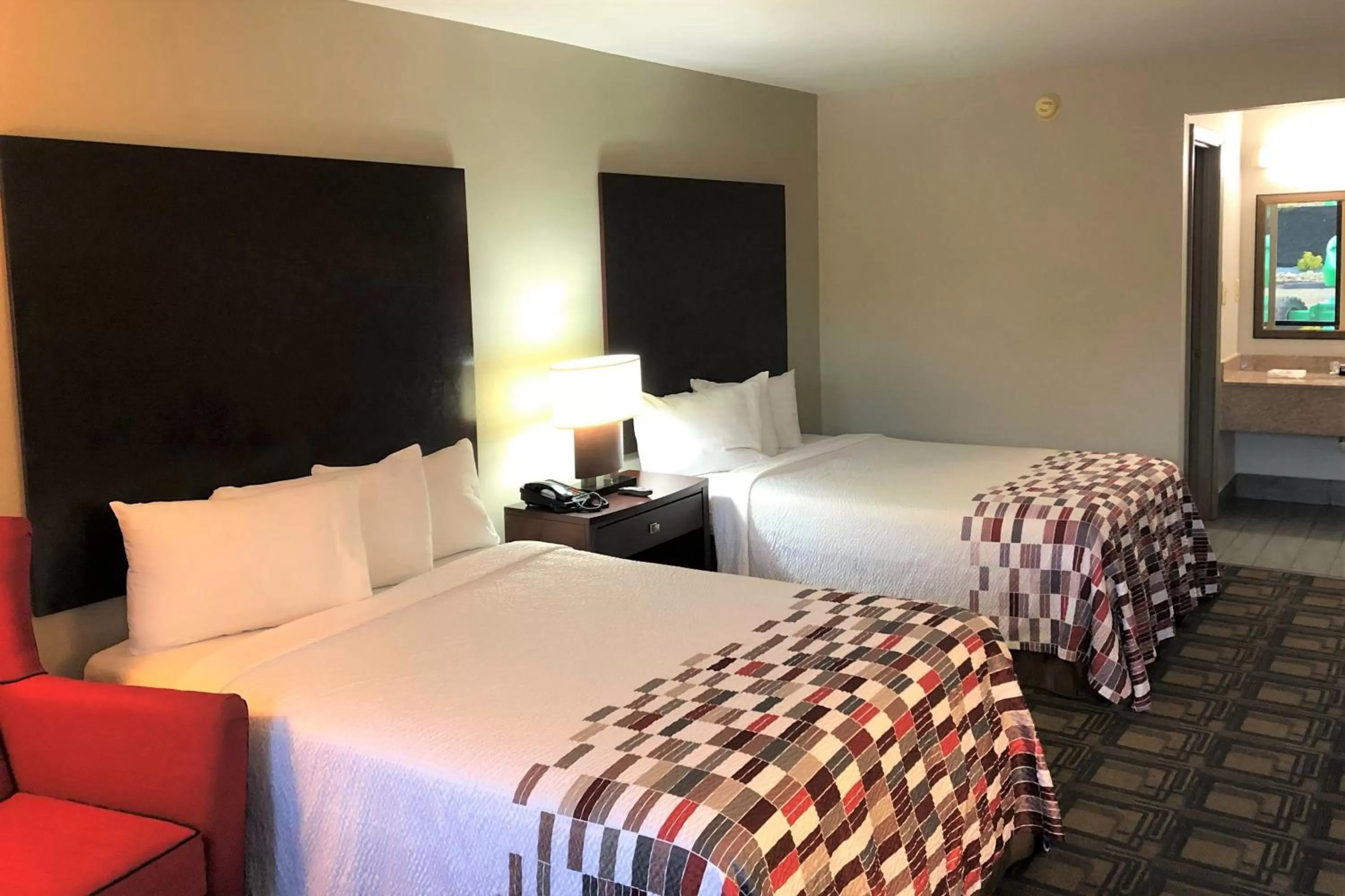 Photo of the whole room, Bed in Red Roof Inn Griffin