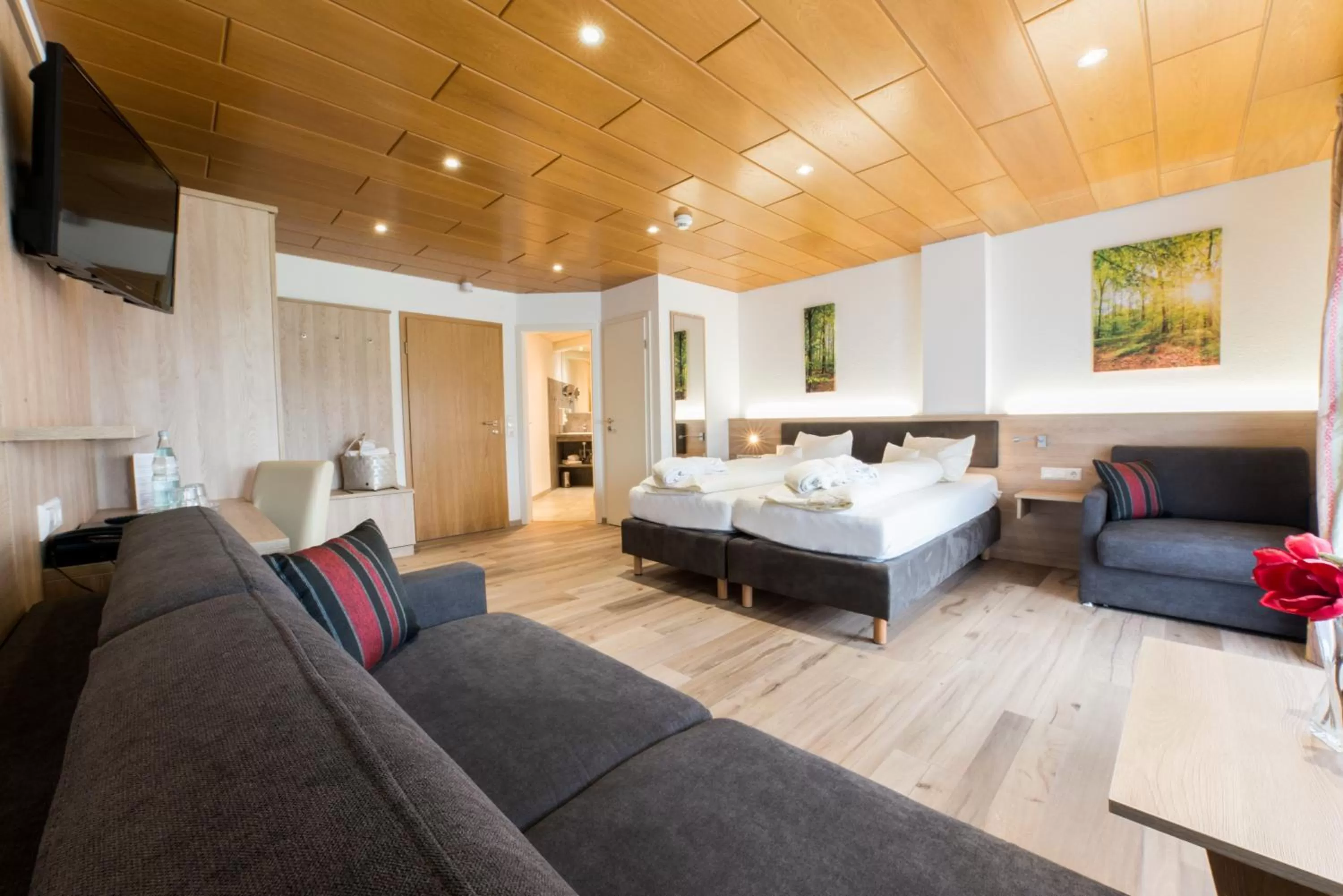 Photo of the whole room, Bed in Wellnesshotel Sonnenhof & Sonnhalde