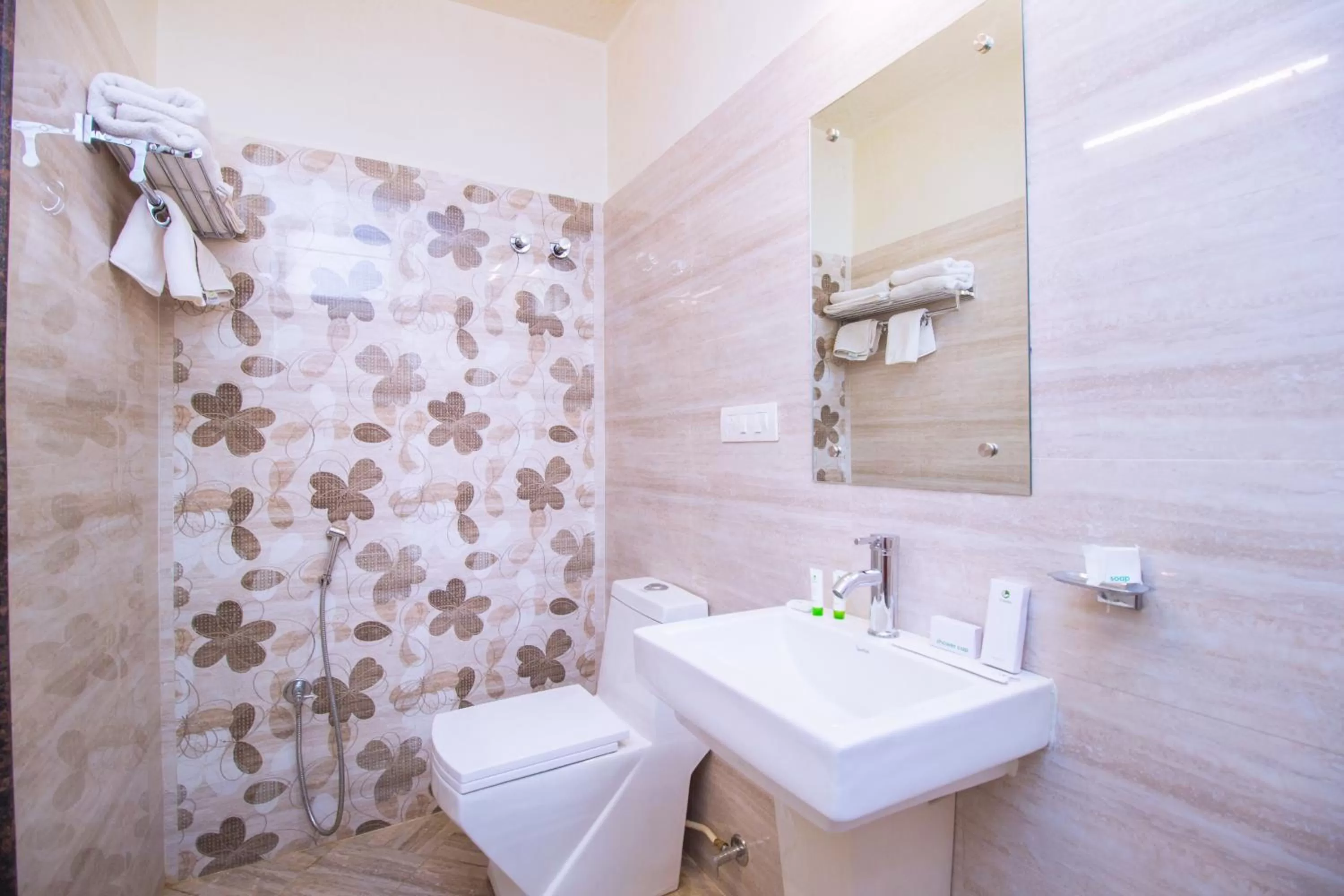 Bathroom in Itsy Hotels Arastu Inn