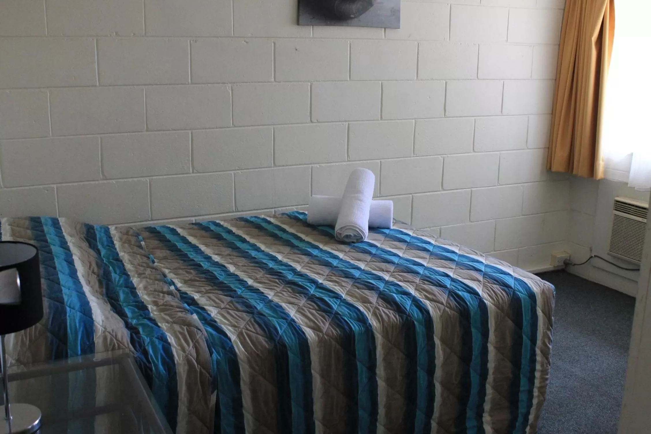 Bedroom, Bed in Oasis Inn Apartments