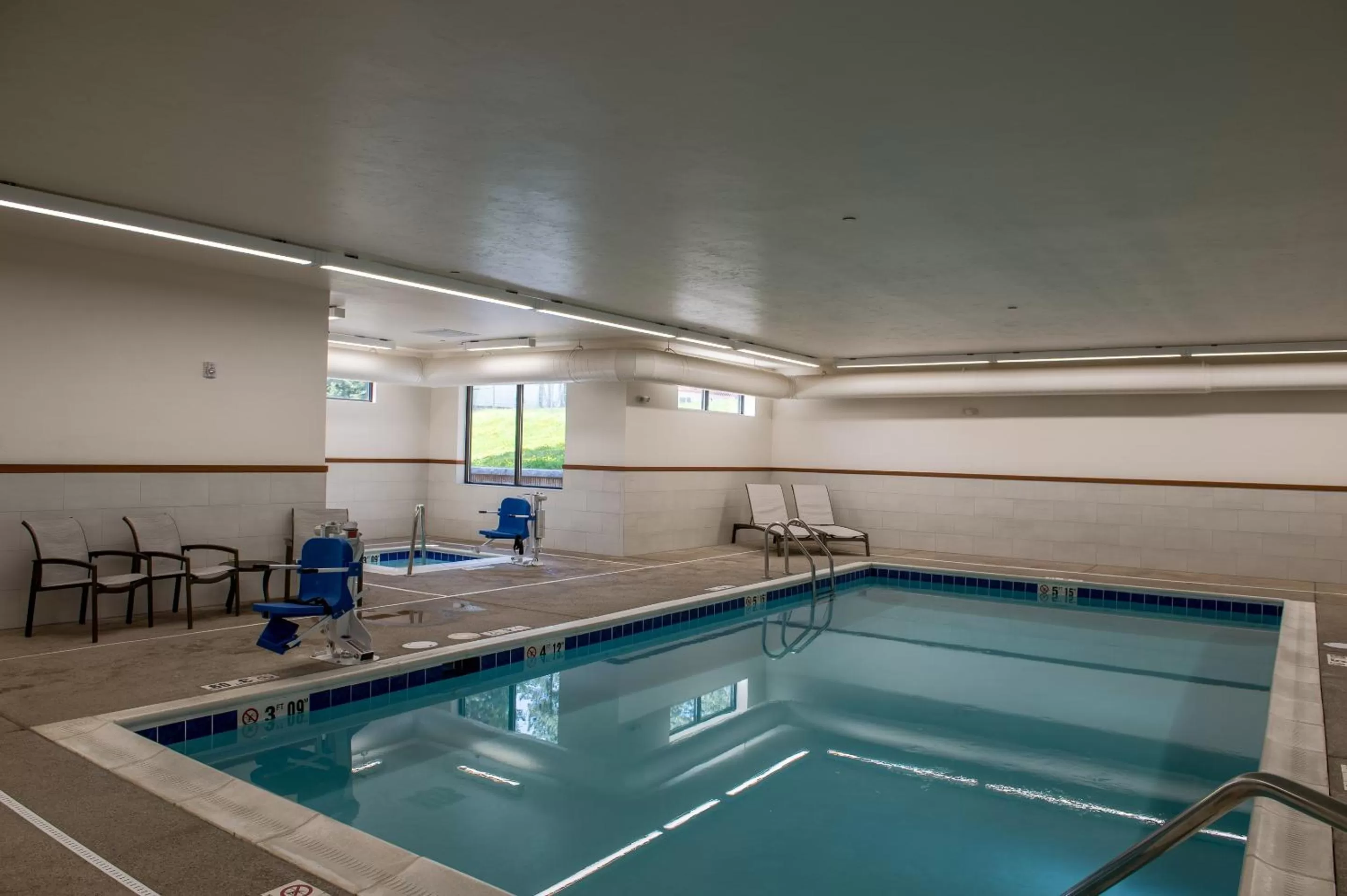 Swimming pool in Cedar Creek Lodge & Conference Center