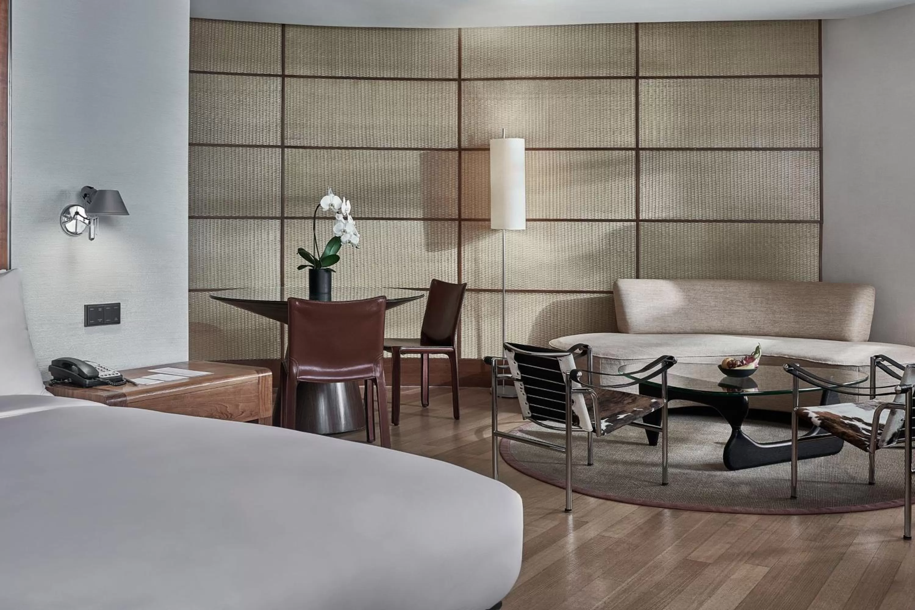 Living room, Bed in Singapore Marriott Tang Plaza Hotel