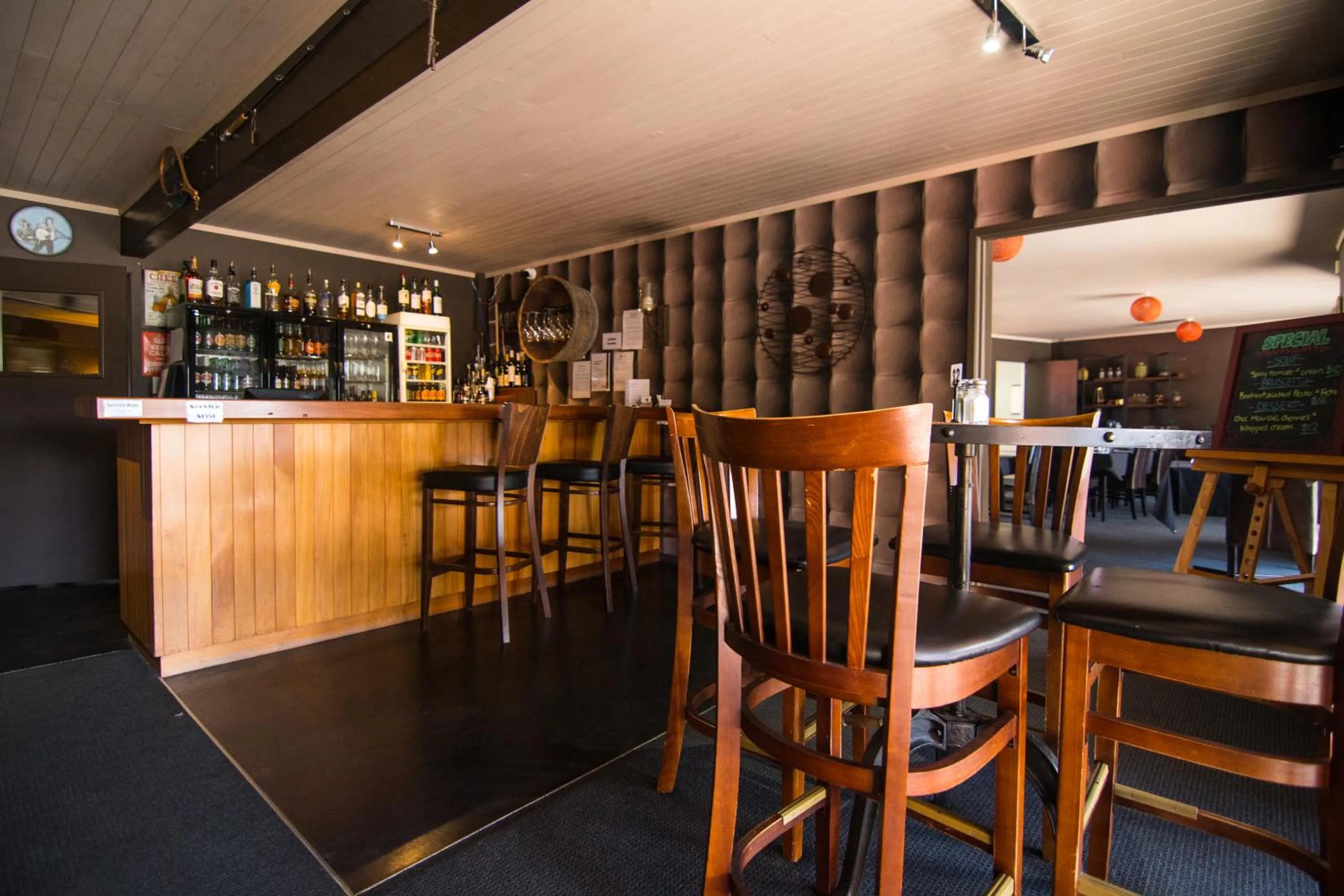 Lounge or bar in Parklands Motorlodge & Holiday Park