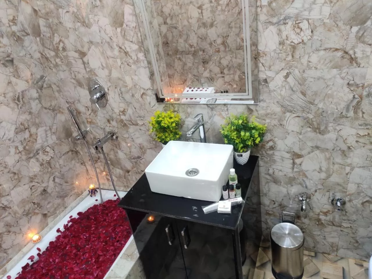 HOTEL CENTRAL SQUARE "A Couple Friendly Hotel"