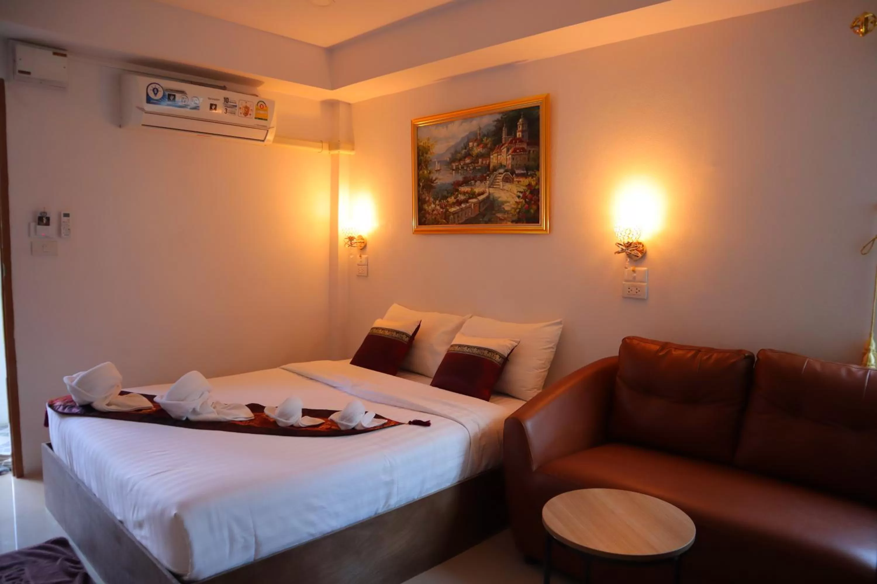 Photo of the whole room, Bed in Chiang Mai Heritage House