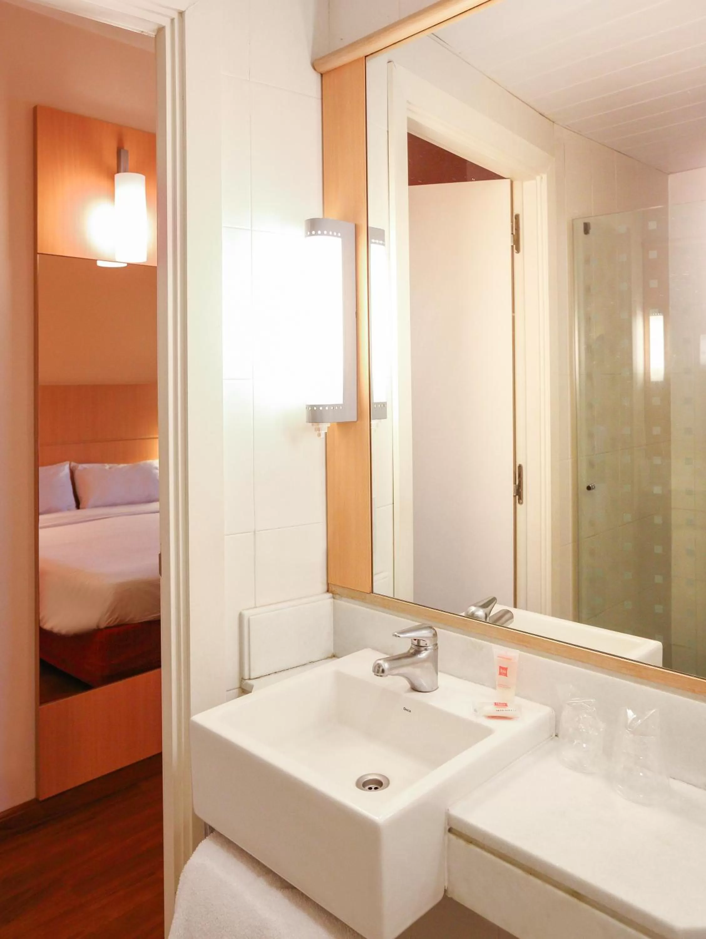 Bathroom, Bed in ibis Buenos Aires Obelisco