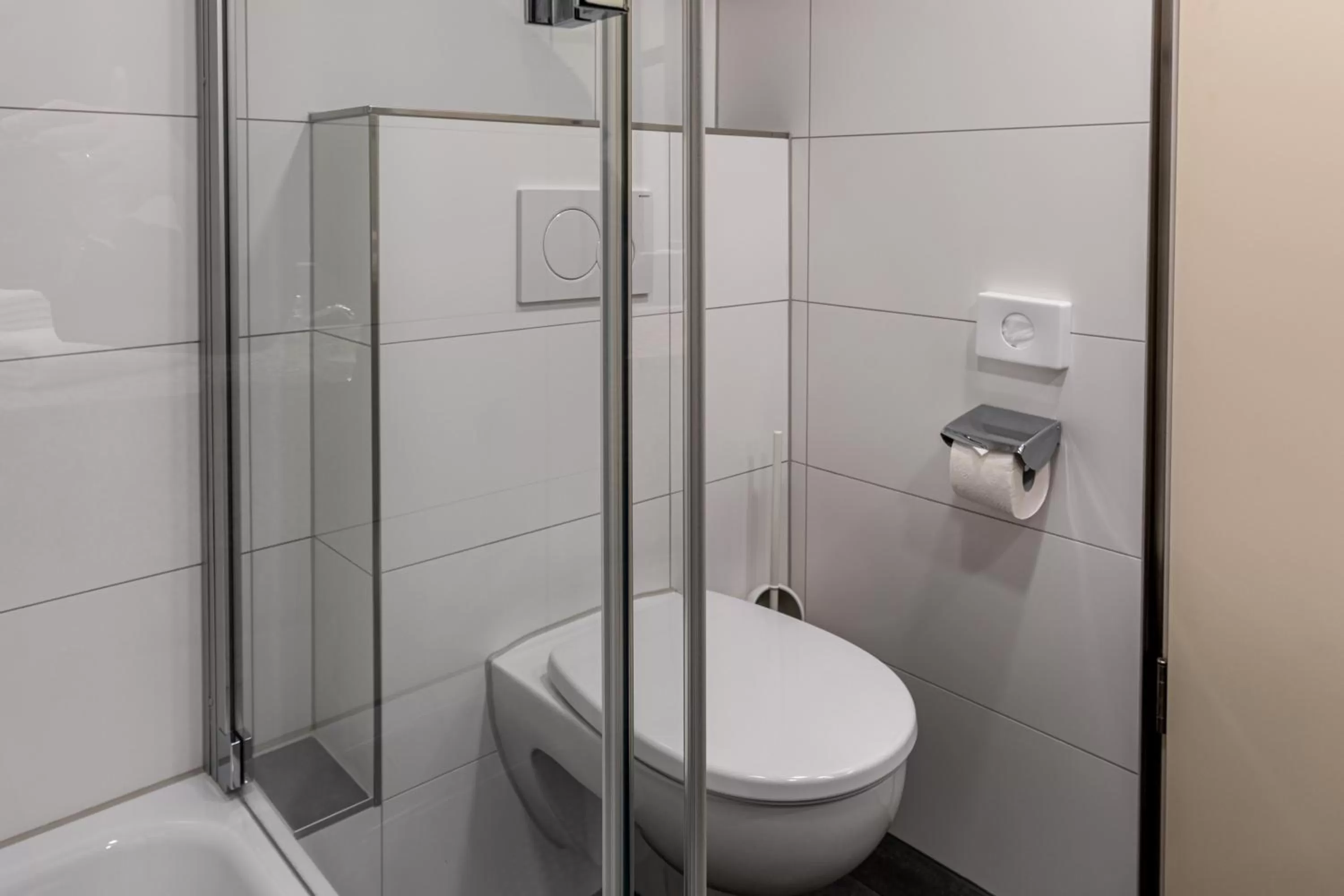 Toilet in Globana Airport Hotel