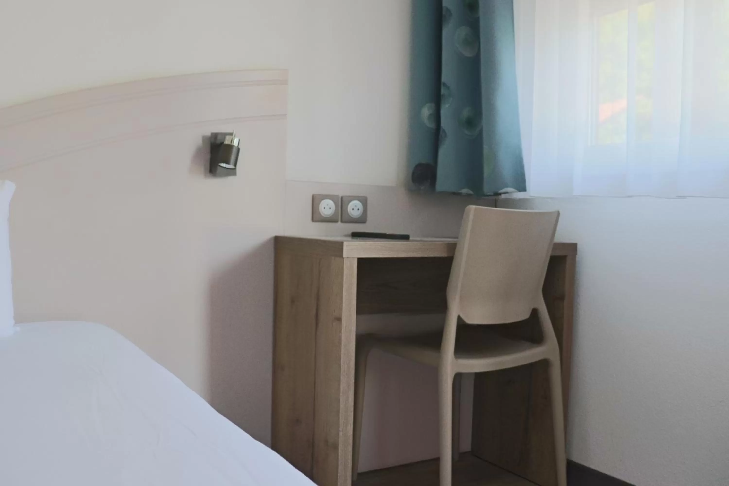 Bed in Hôtel Lémand Lyon Est - Villefontaine