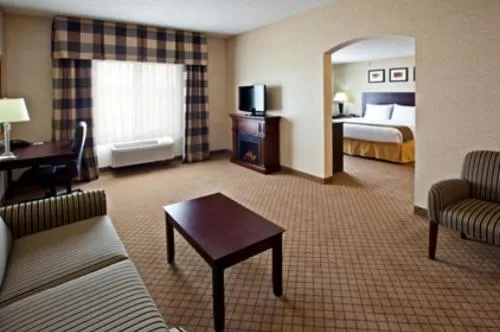 Living room, Bed in Holiday Inn Express Hotel & Suites Anderson by IHG