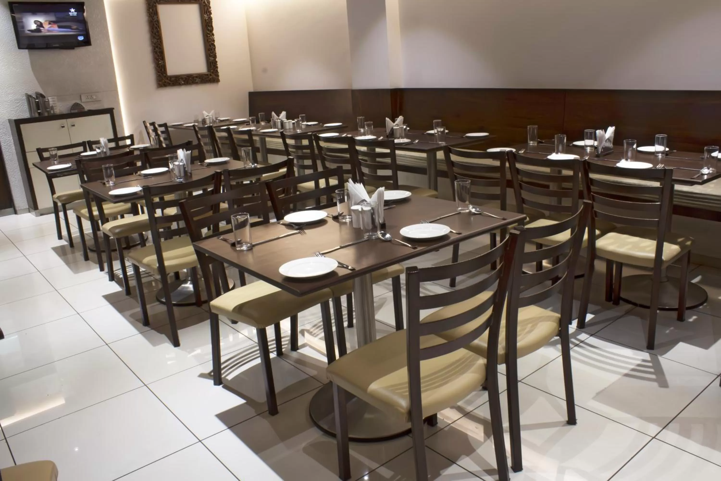 Restaurant/places to eat in Hotel SRI SRI EXECUTIVE KOLHAPUR NEAR MAHALAXMI TEMPLE