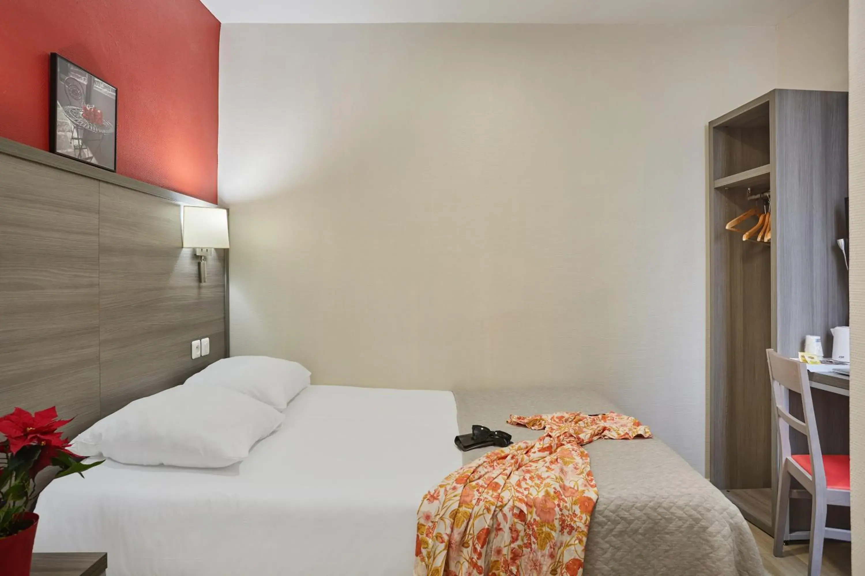 Single Room in Hipotel Paris Buttes Chaumont Single Room in Hipotel Paris Buttes Chaumont