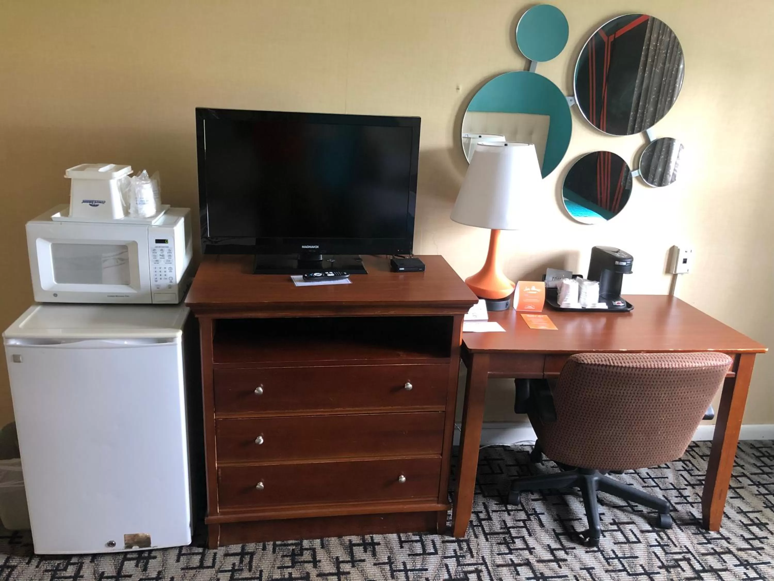 TV and multimedia in Howard Johnson by Wyndham Rocky Hill