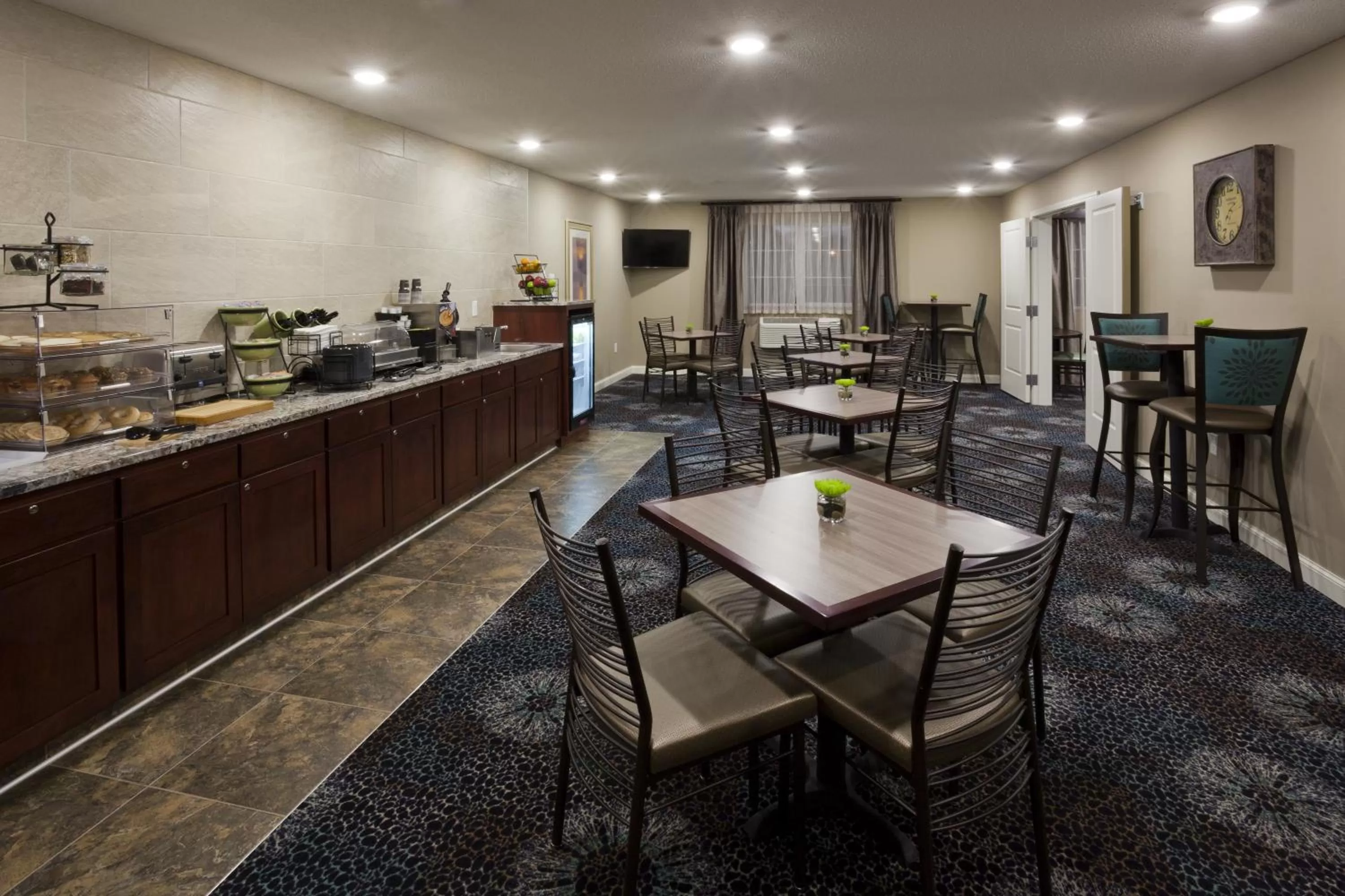 Dining area in GrandStay Hotel & Suites - Glenwood
