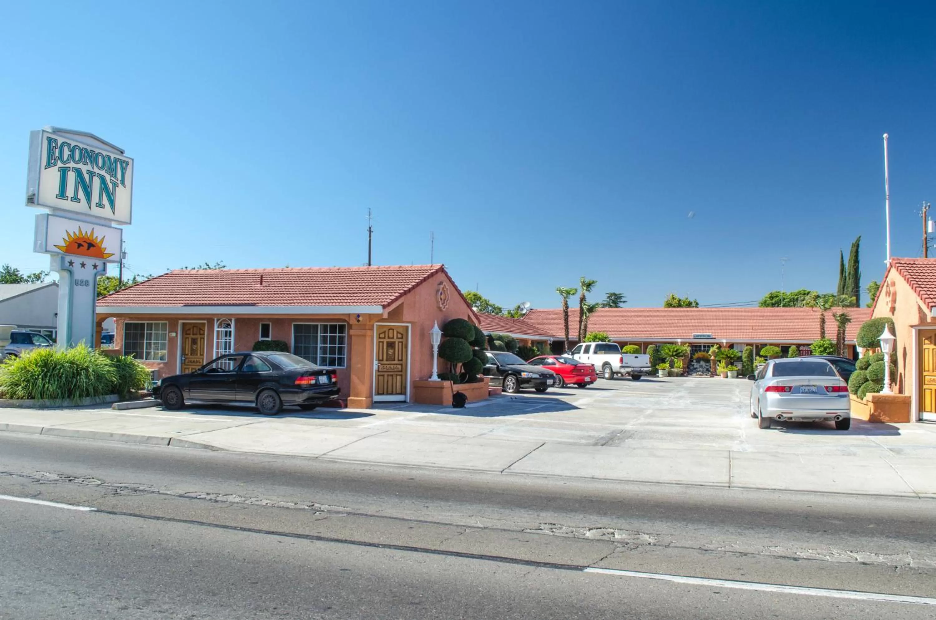 Facade/entrance in Economy Inn Los Banos