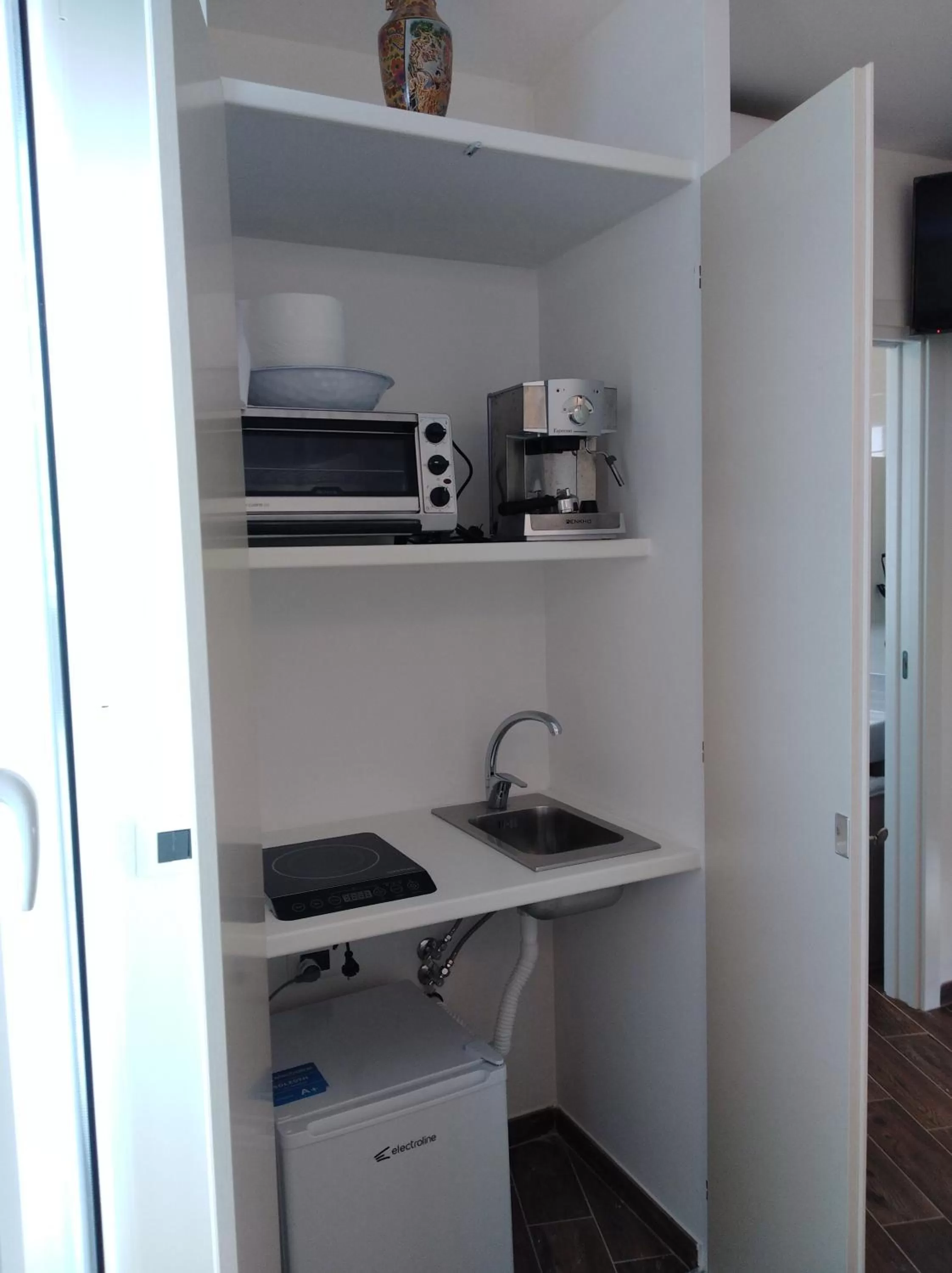Coffee/tea facilities, Kitchen/Kitchenette in DomuS al Corso B&B