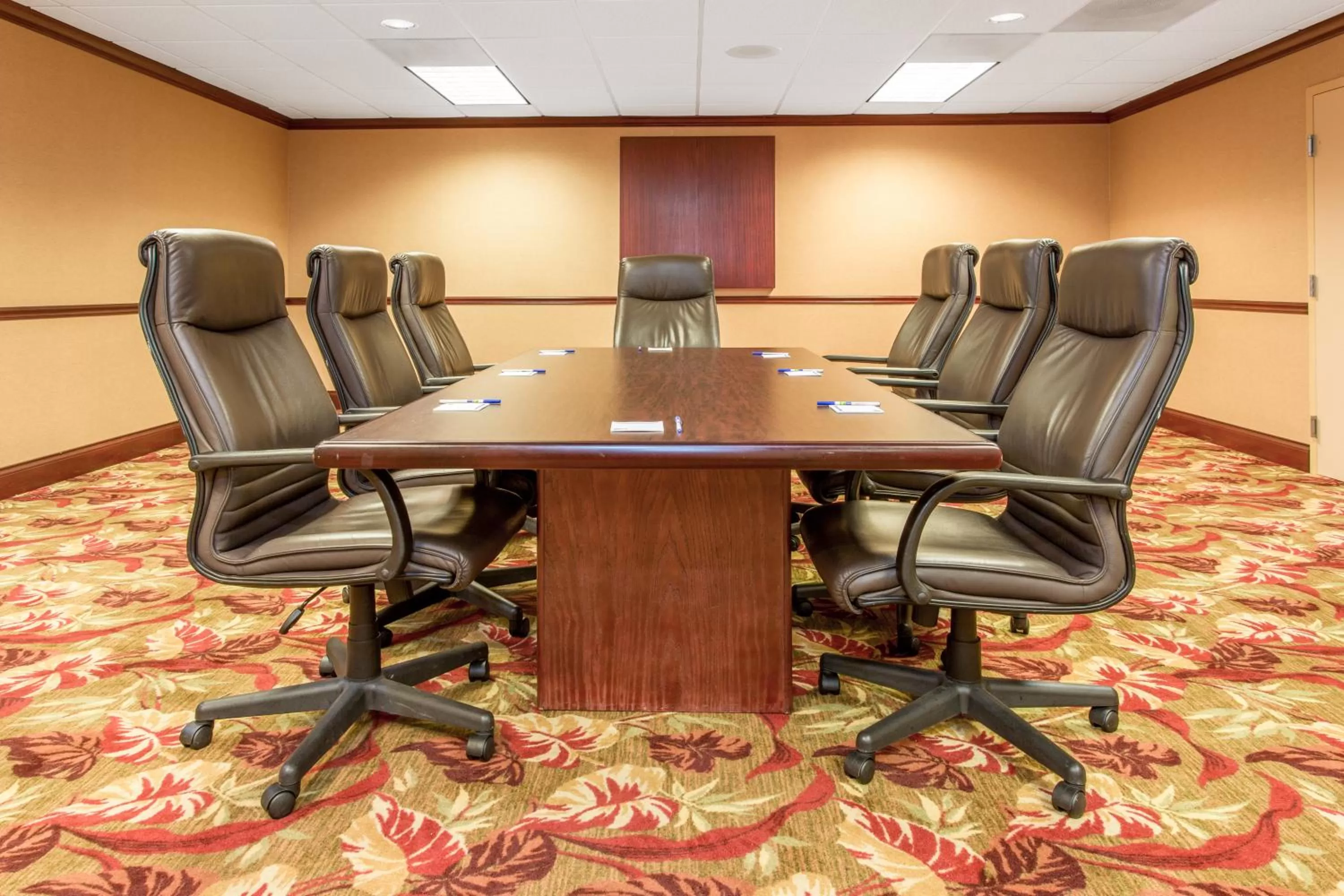 Meeting/conference room in Holiday Inn Express & Suites Bloomington by IHG