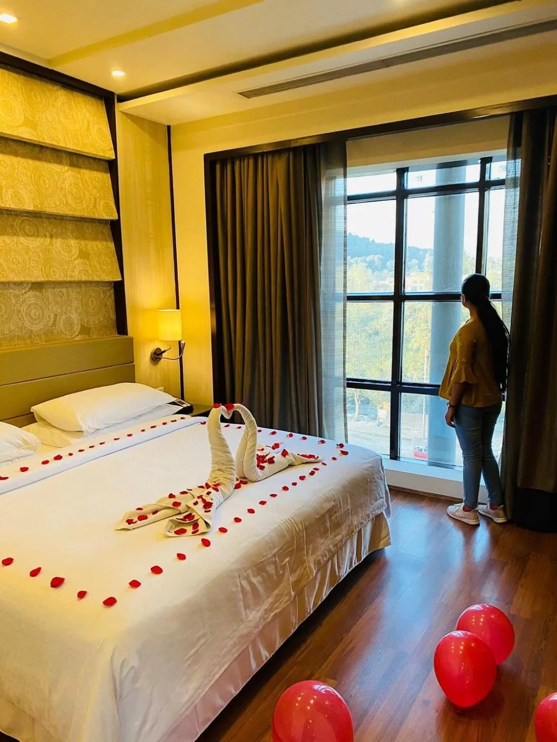 Mountain view, Bed in Four Points by Sheraton Srinagar