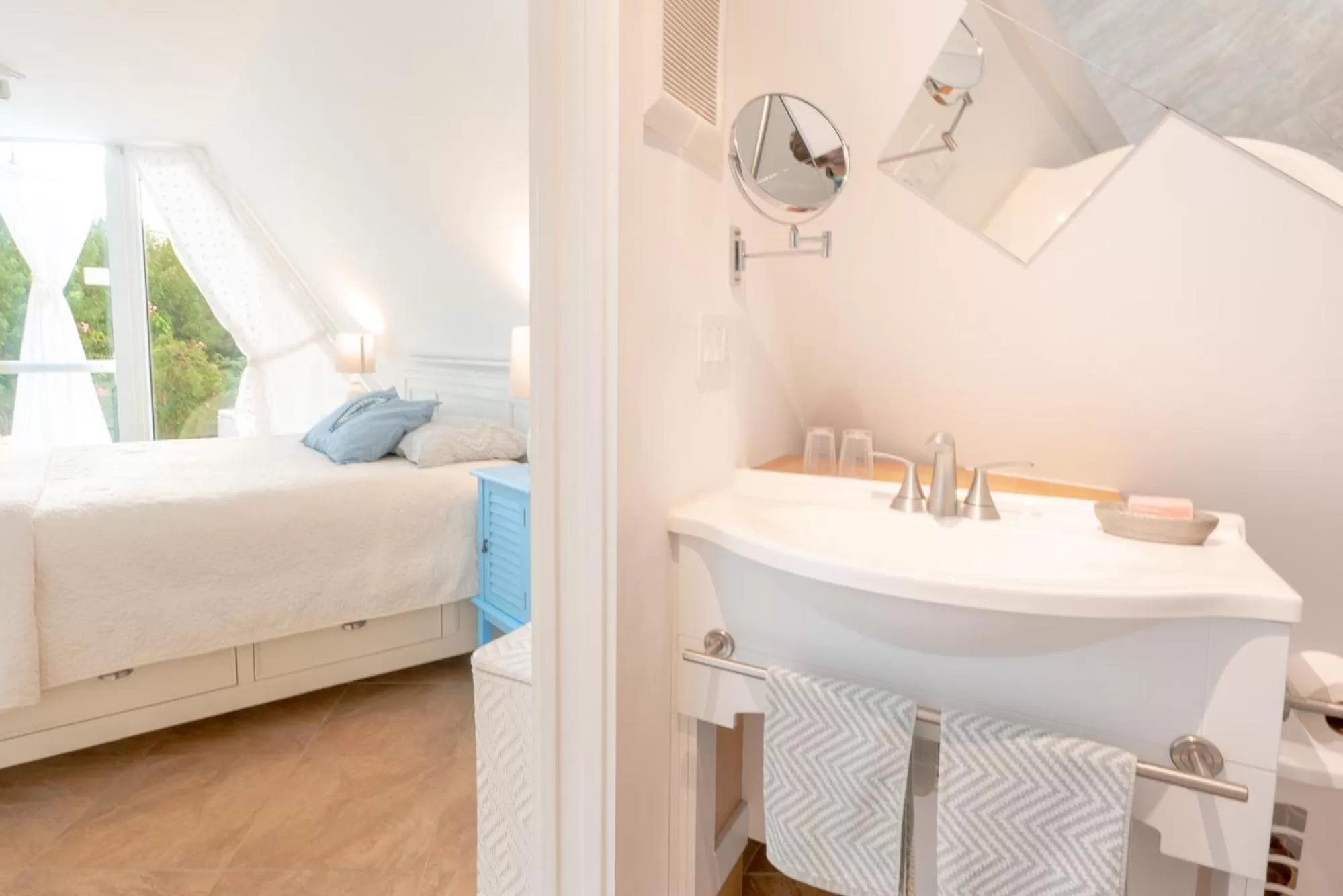 Bathroom, Bed in Pyramids in Florida