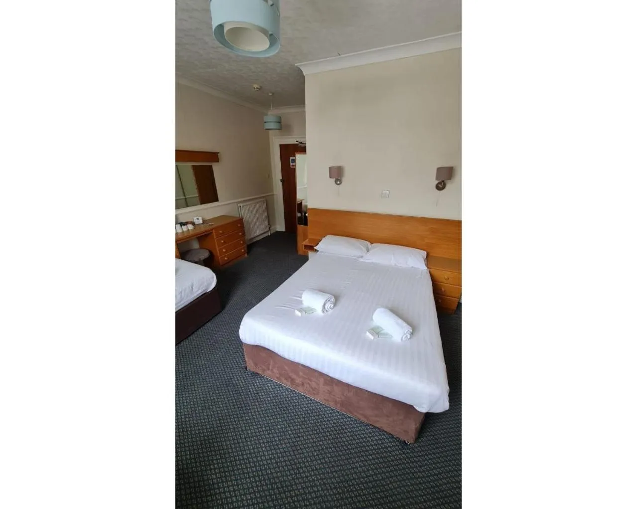 Bedroom, Bed in Richmond Hotel