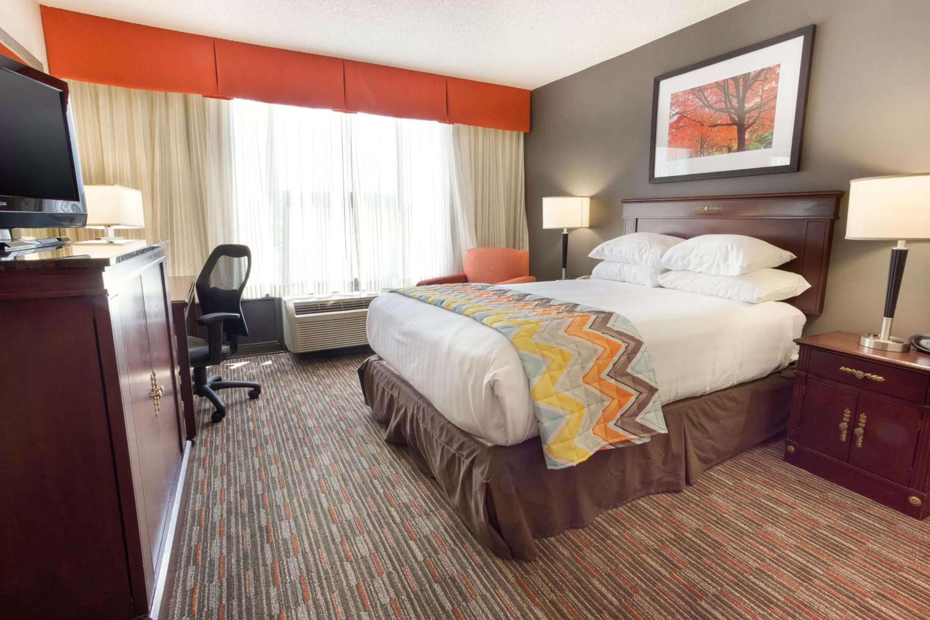 Photo of the whole room, Bed in Pear Tree Inn Terre Haute