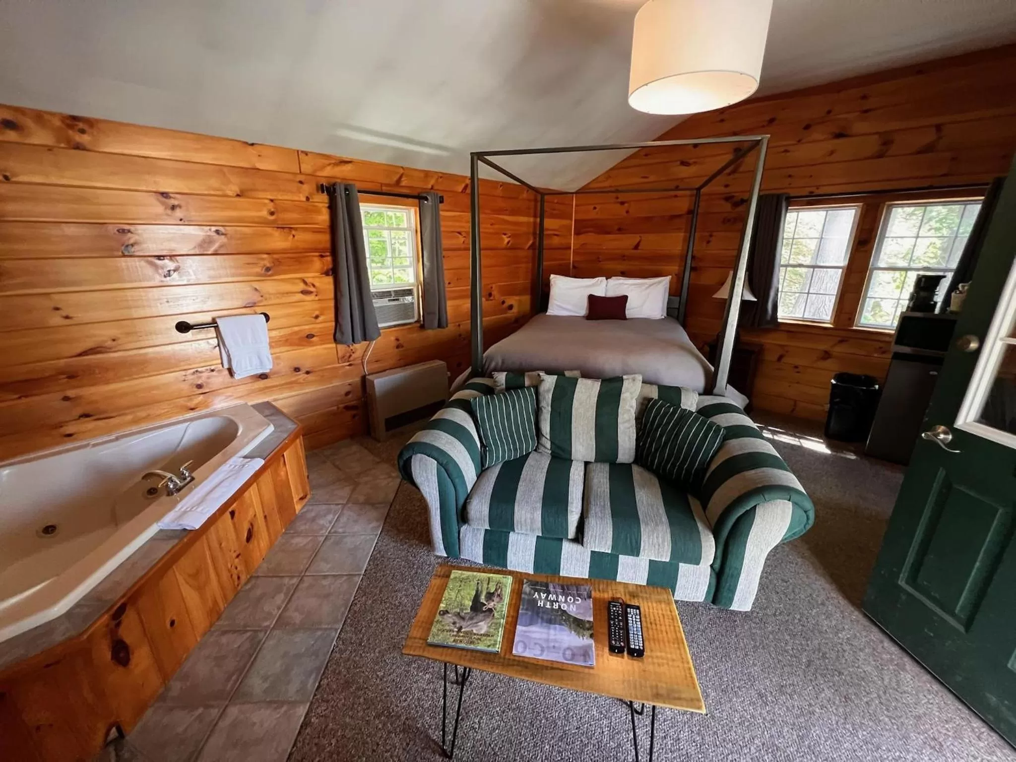 Bed in New England Inn & Lodge