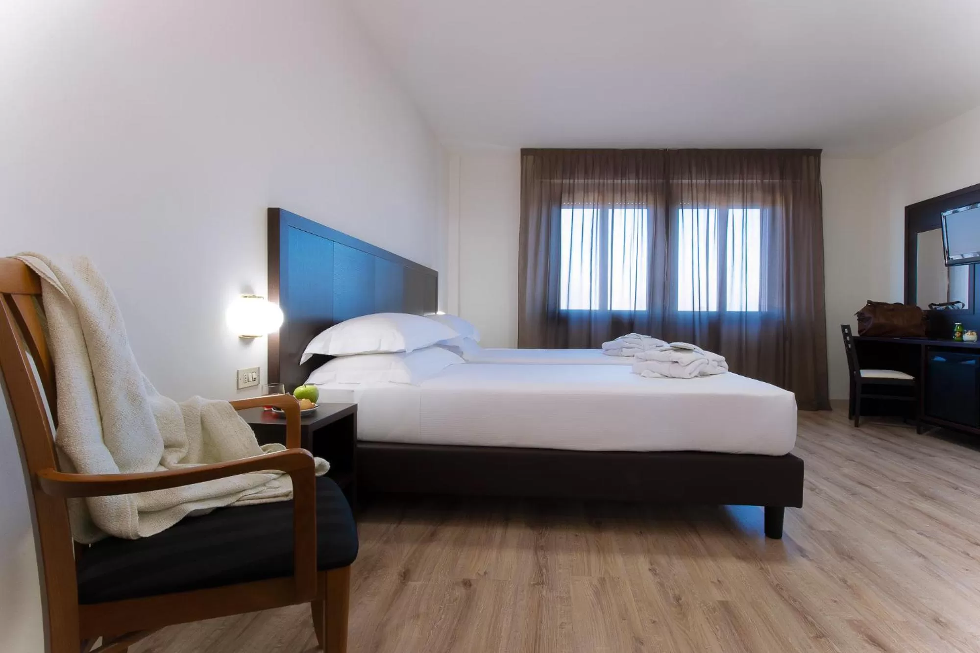 Bathroom, Bed in CDH Hotel Modena