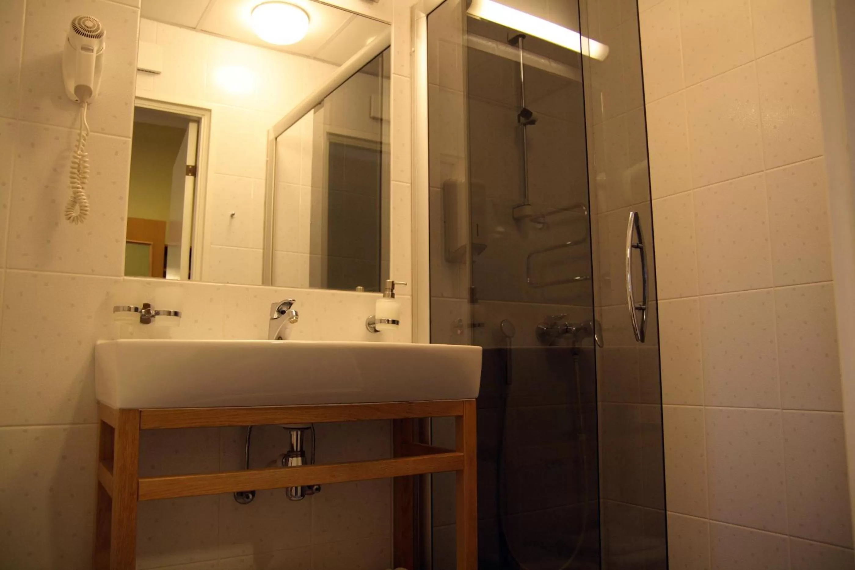 Shower in Barclay Hotel