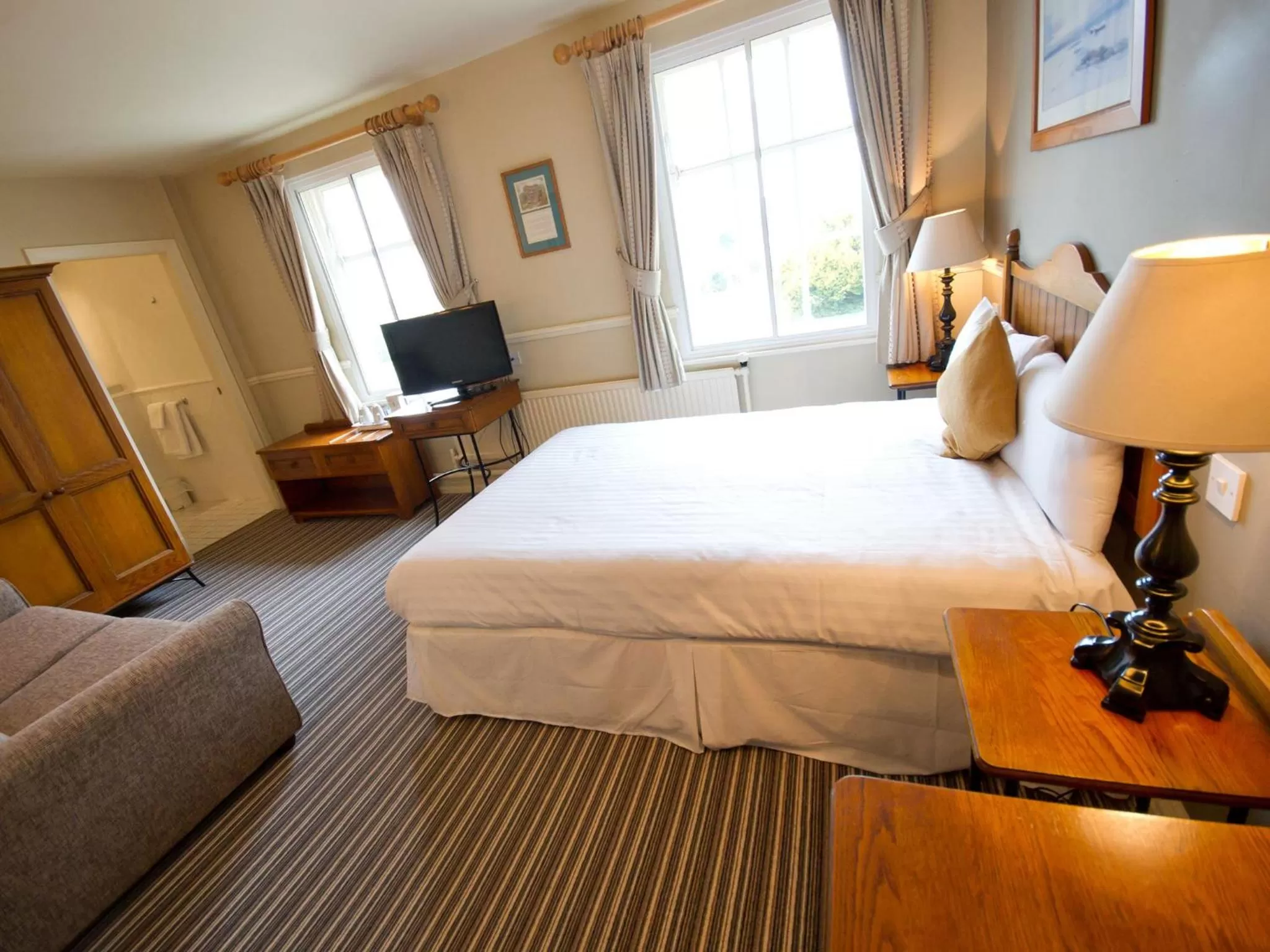 Photo of the whole room in The Bears Head by Innkeeper's Collection