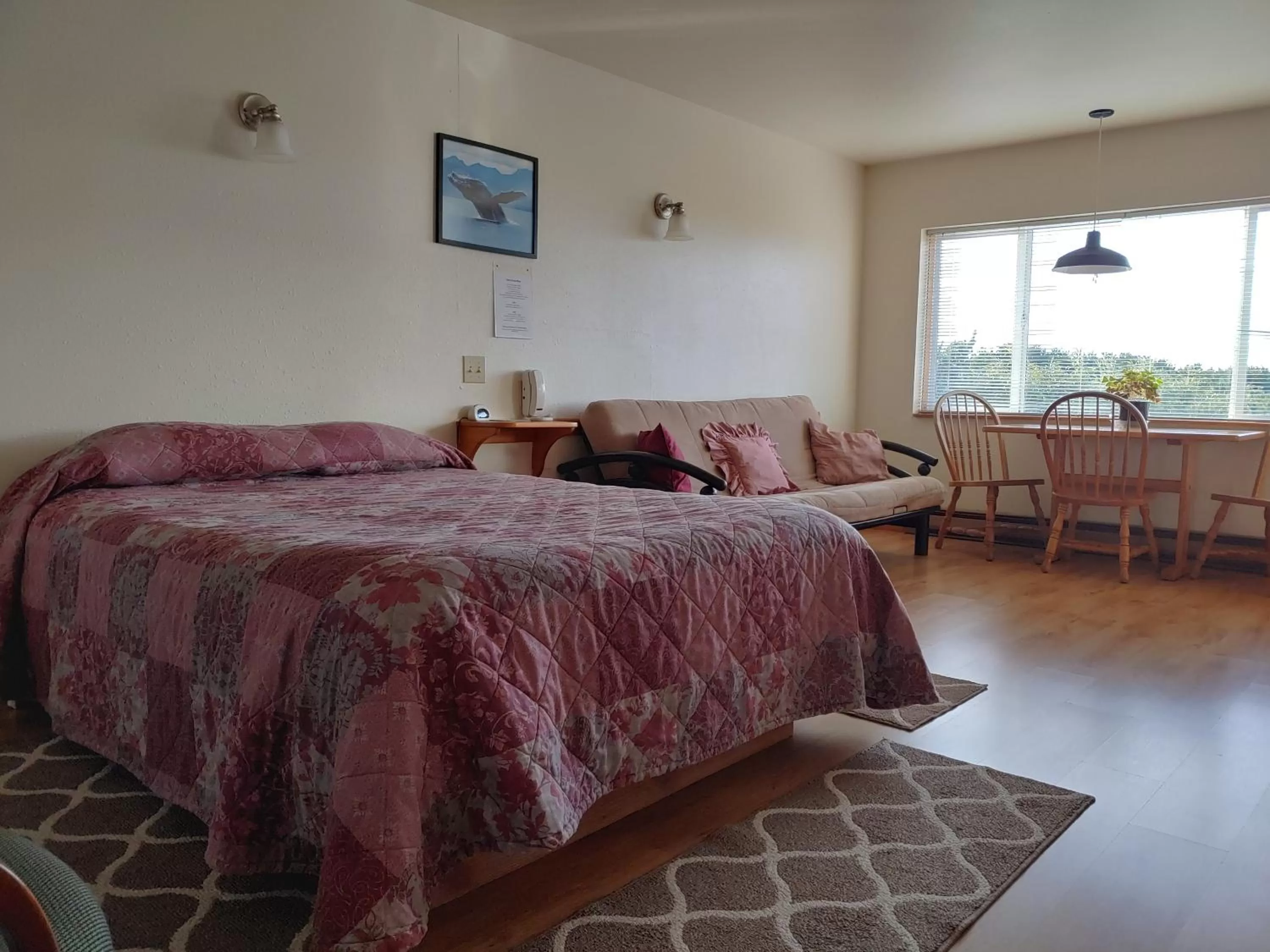 Bed in The Dublin House Motel