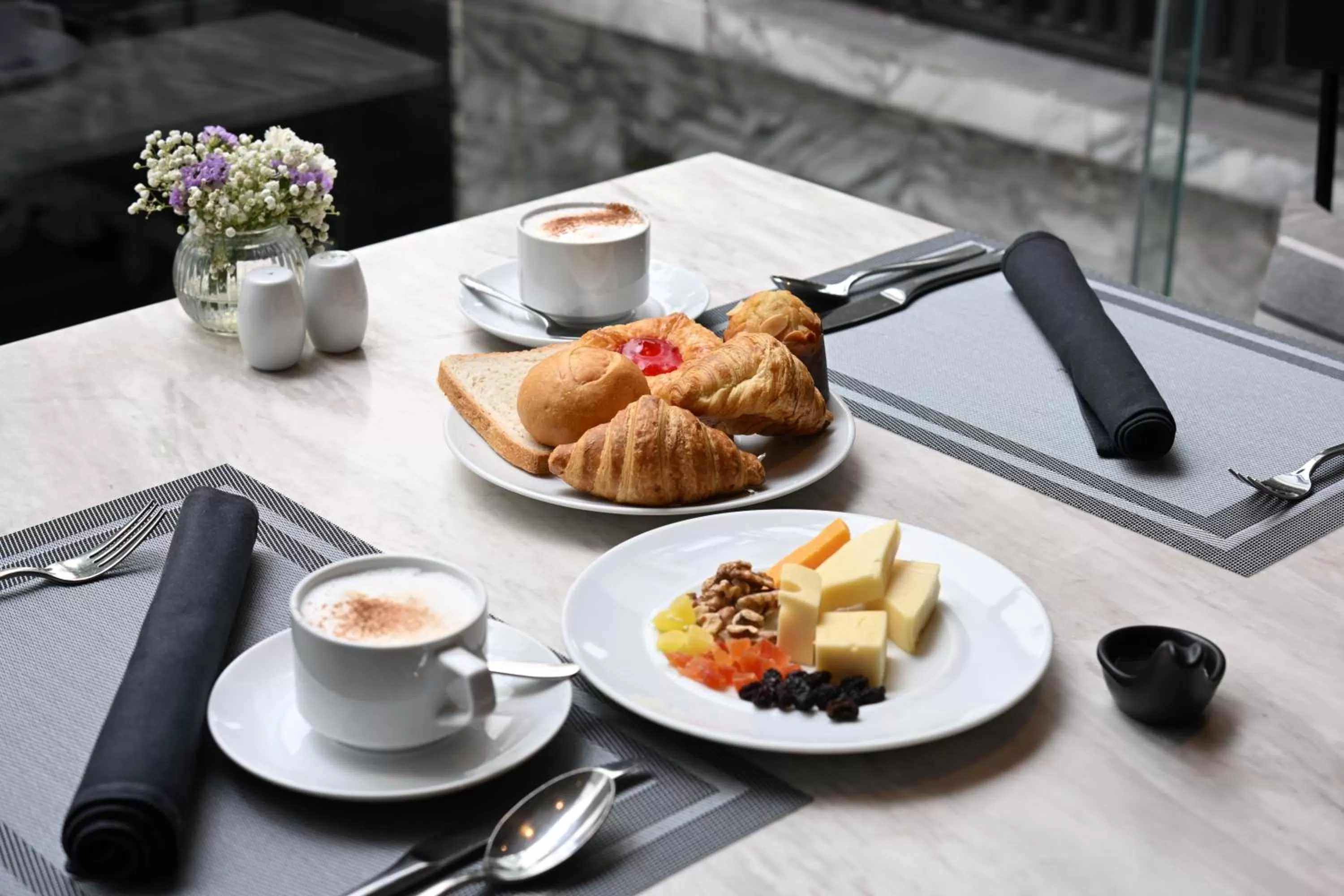 Restaurant/places to eat in Mövenpick Hotel Sukhumvit 15 Bangkok