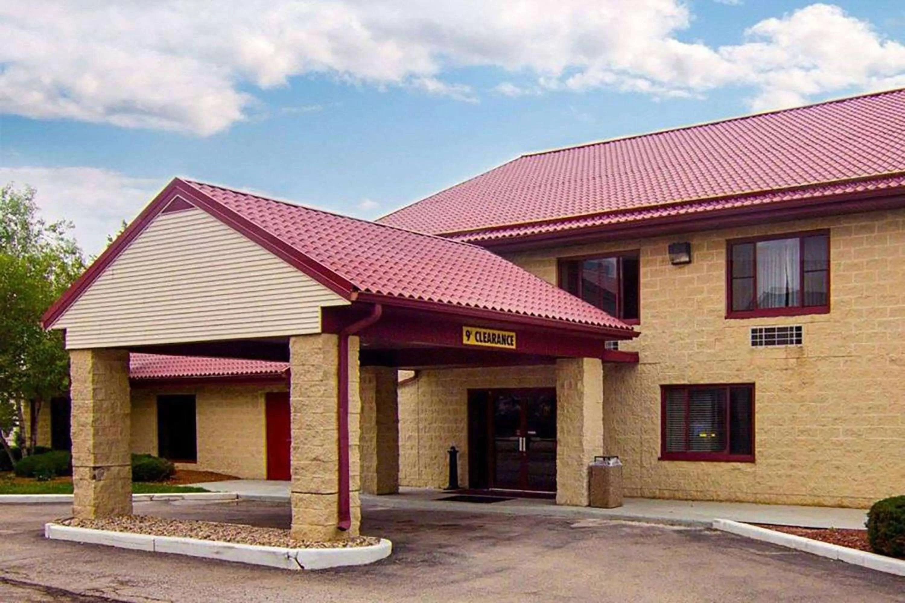 Property building in Super 8 by Wyndham Sturtevant Racine