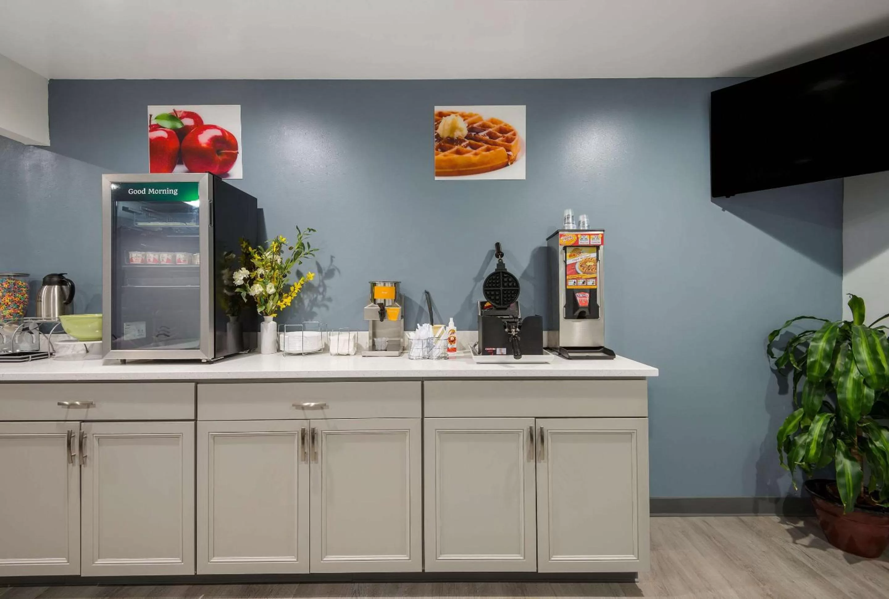 Breakfast, Kitchen/Kitchenette in Super 8 by Wyndham Oneida Verona